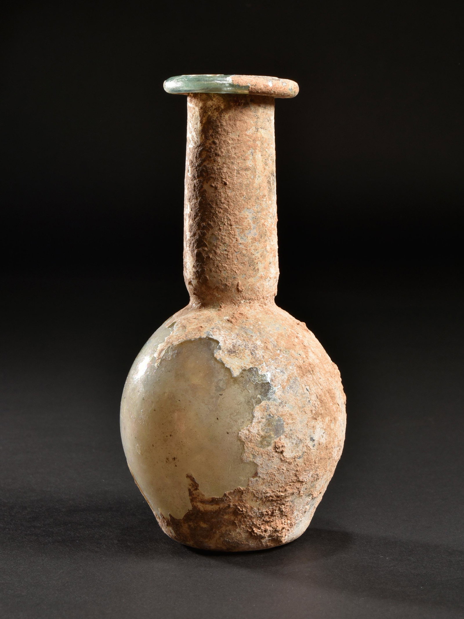 A Roman Bottle: FLÄSCHCHEN Römisch, Östliches Mittelmeergebiet Ohne Sockel / without base Glas. H 15,6 cm. Provenienz: Kunsthandel, Schweiz. 2. Jh. n. Chr. CHF 225 / 450 EUR 193 / 387