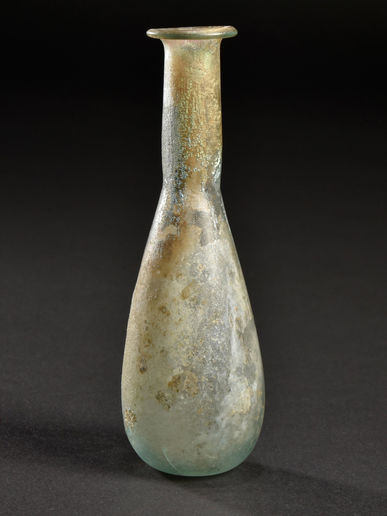 A Roman Bottle: FLÄSCHCHEN Römisch Ohne Sockel / without base Glas. H 10,8 cm. Provenienz: Sammlung Hofmann, Berlin (vor 1939). 1. - 2. Jh. n. Chr. CHF 150 / 300 EUR 129 / 258