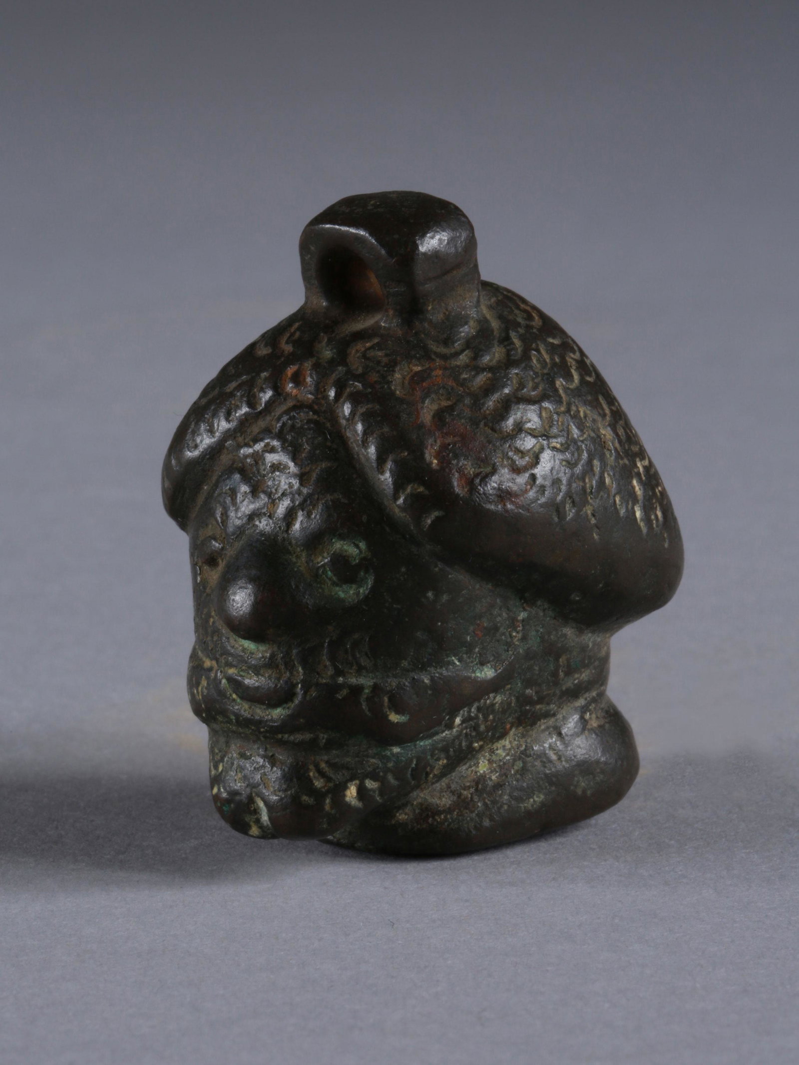 A Roman Weight in the Shape of a Barbarian Head: GEWICHT IN GESTALT EINES BARBARENKOPFES Provinzialrömisch, Italien Ohne Sockel / without base Bronze, Blei. H 5,5 cm. Provenienz: Privatsammlung Schweiz. 1. - 2. Jh. n. Chr. CHF 300 / 600 EUR 258 / 5