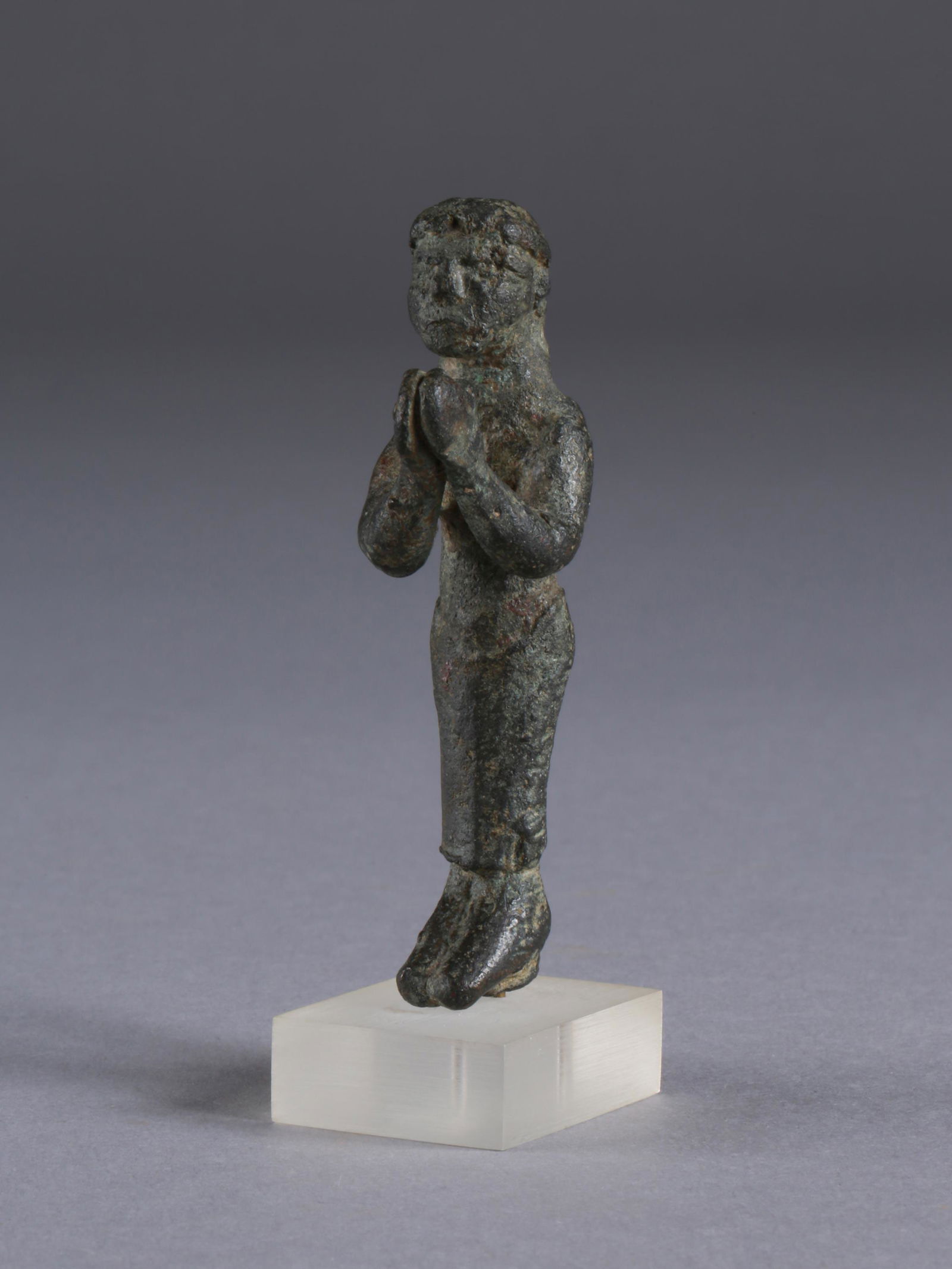 An Etruscan Praying Figure: BETENDE FIGUR Etruskisch Mit Sockel / with base Bronze. H 7 cm. Provenienz: Bayerische Privatsammlung, Lindner (22.10.1999) 625 - 575 v. Chr. September 2015 bei Drouot (Paris) unverkauft. CHF 700 / 1