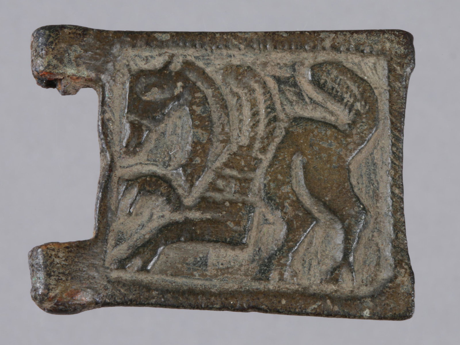 A Belt-Buckle with Winged Horse: GÜRTELSCHNALLE MIT GEFLÜGELTEM PFERD Byzantinisch oder Persisch (?) Ohne Sockel / without base Bronze. L 4 cm. Provenienz: Privatsammlung Schweiz. 1. Jt. n. Chr. CHF 75 / 150 EUR 64 / 129