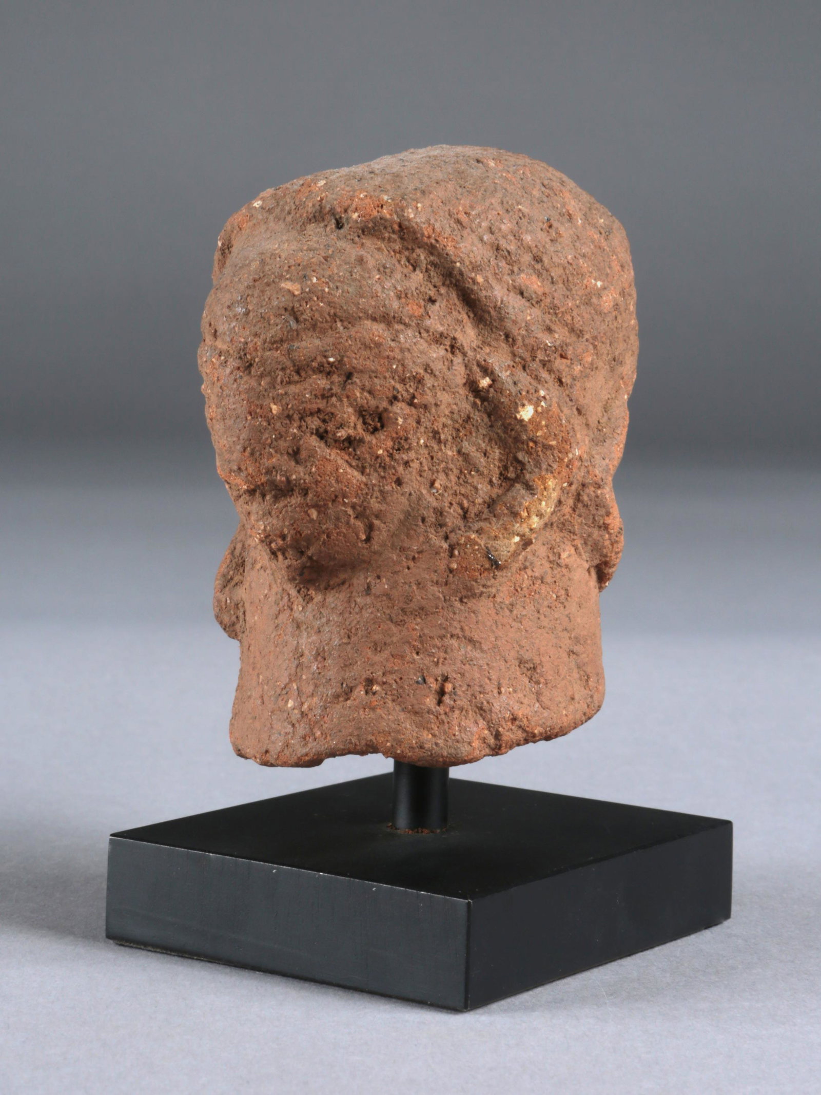 A Nok Janus-Bust: Janus-Büste Nok, Nigeria Mit Sockel / with base Terrakotta. H 8,5 cm. Provenienz: Galerie Walu, Zürich (vor 1994). Thermolumineszenz-Altersbestimmung: 2200 Jahre (+/- 20 %). CHF 1 000 / 2 000 EUR 86