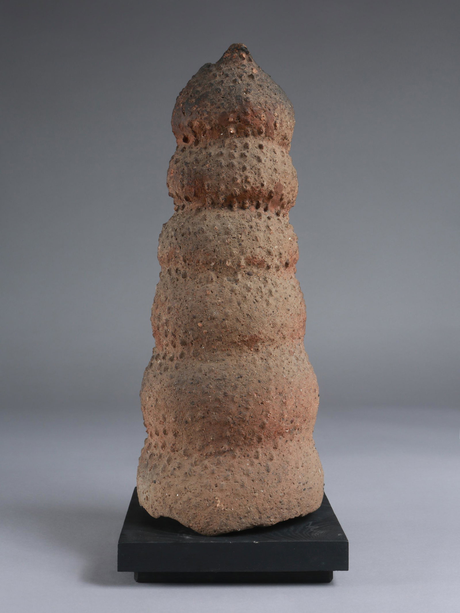 A Yoruba (?) Container: Gefäss Yoruba (?), Nigeria Mit Sockel / with base Terrakotta. H 48 cm. Provenienz: Galerie Walu, Zürich (vor 1995). Nachlass Ernest Risch (1927-2015), Oberwil. Thermolumineszenz-Altersbestimmung: 18