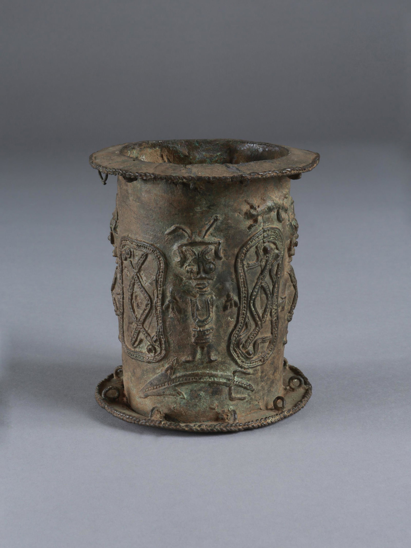 A Yoruba Bracelet: Arm-Schmuck Yoruba, Nigeria Ohne Sockel / without base Gelbguss. H 12,5 cm. Ø 11 cm. Provenienz: Nachlass René David (1928-2015), Zürich. Ausgestellt: Musée International du Golfe de Guinée, Togo