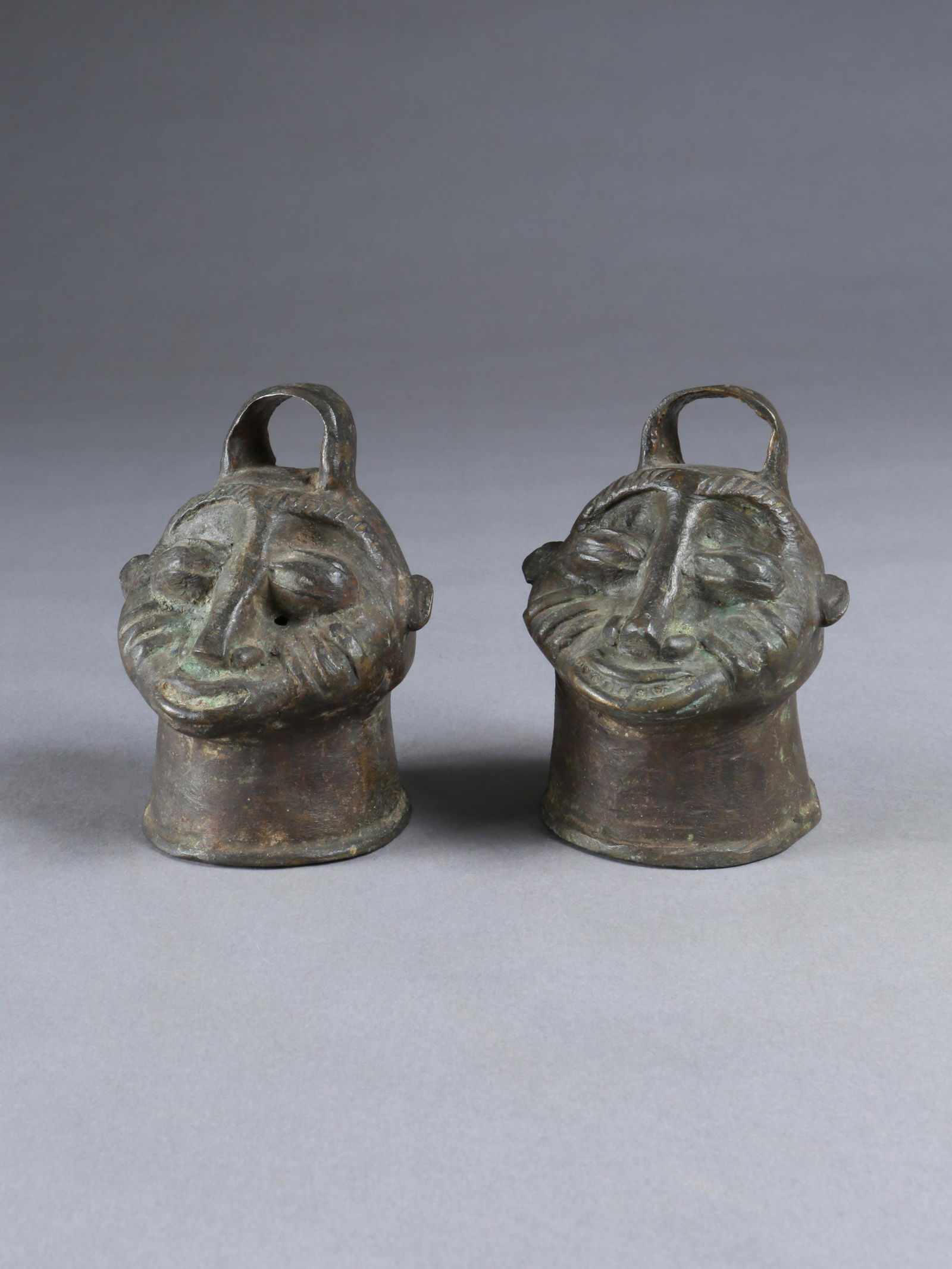 A Yoruba Pair of Bells, "omo": Glocken-Paar, omo" Yoruba, Nigeria Ohne Sockel / without base Gelbguss. H 12 cm und 12,5 cm. Provenienz: W. Häusler, Thurgau, 1960er Jahre in Nigeria erworben. Kraftgeladene Glocken wurden bei zeremo