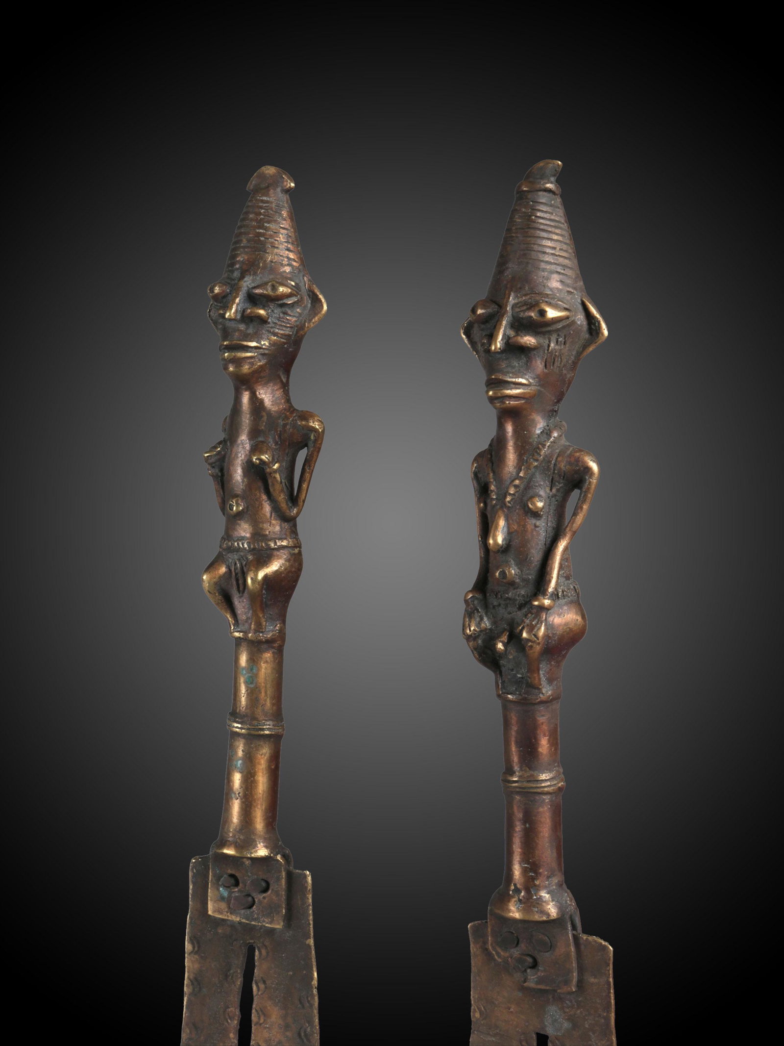 A Yoruba Pair of Swords, "ada": Schwert-Paar, "ada" Yoruba, Nigeria Ohne Sockel / without base Gelbguss. H 45 cm; 45,5 cm. Provenienz: W. Häusler, Thurgau, 1960er Jahre in Nigeria erworben. Solche Schwerter werden auf Altäre als W