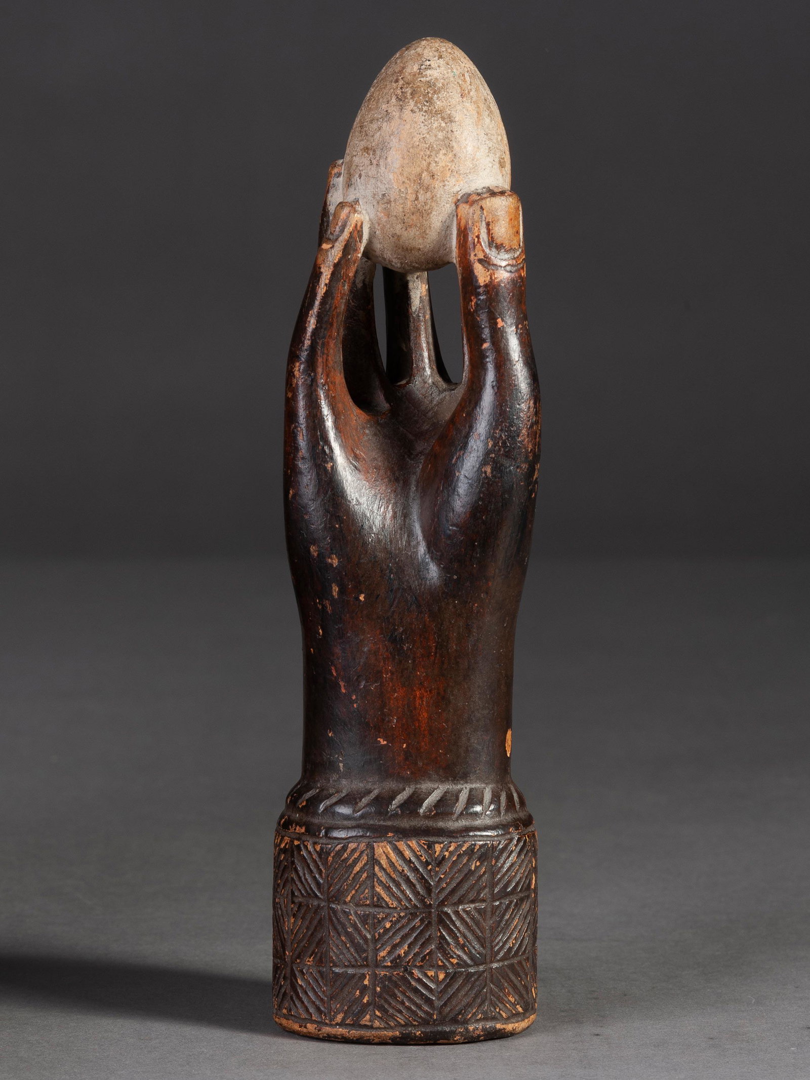 An Akan Top of a Linguist Staff: Oberteil eines Sprecherstabes Akan, Ghana / Côte d’Ivoire Ohne Sockel / without base Holz. H 25 cm. Provenienz: Nachlass Madeleine und Jean-Jacques Keller (bis 1980 Abidjan, danach Rheinfelden). ��