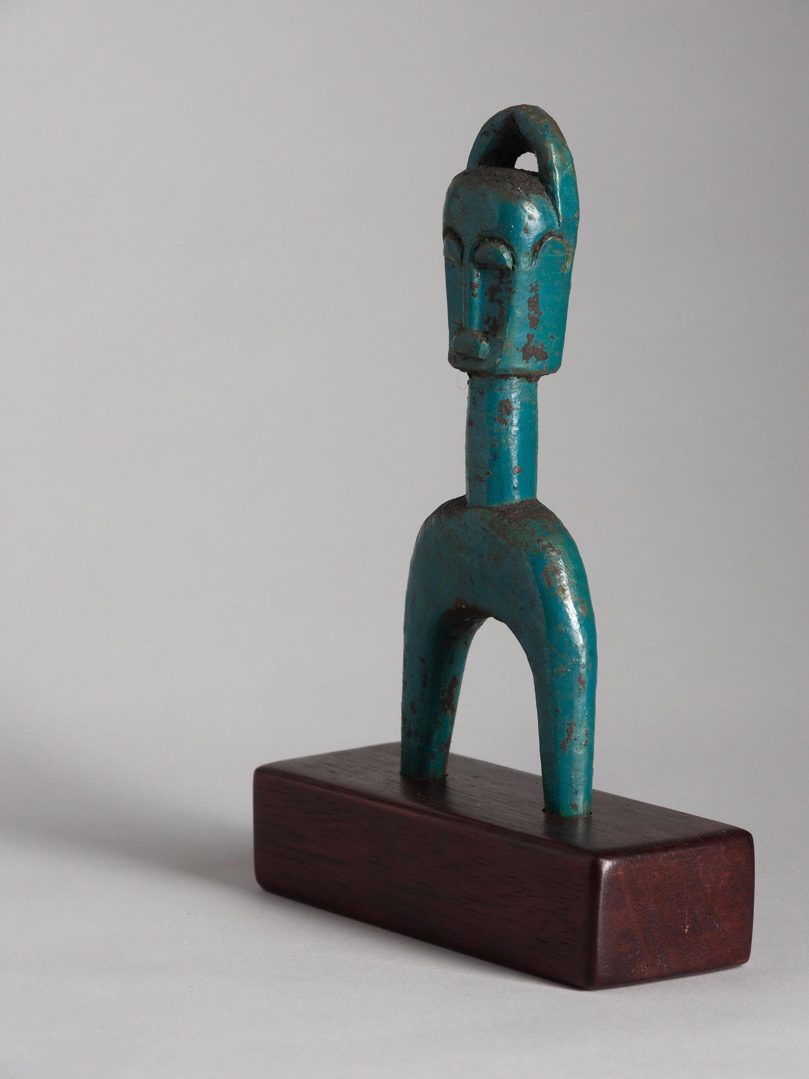 A Baule Slingshot, "potomowaka": Steinschleuder, "potomowaka" Baule, Côte d’Ivoire Mit Sockel / with base Holz. H 20,5 cm. Provenienz: Nachlass Madeleine und Jean-Jacques Keller (bis 1980 Abidjan, danach Rheinfelden). Die Verbindu