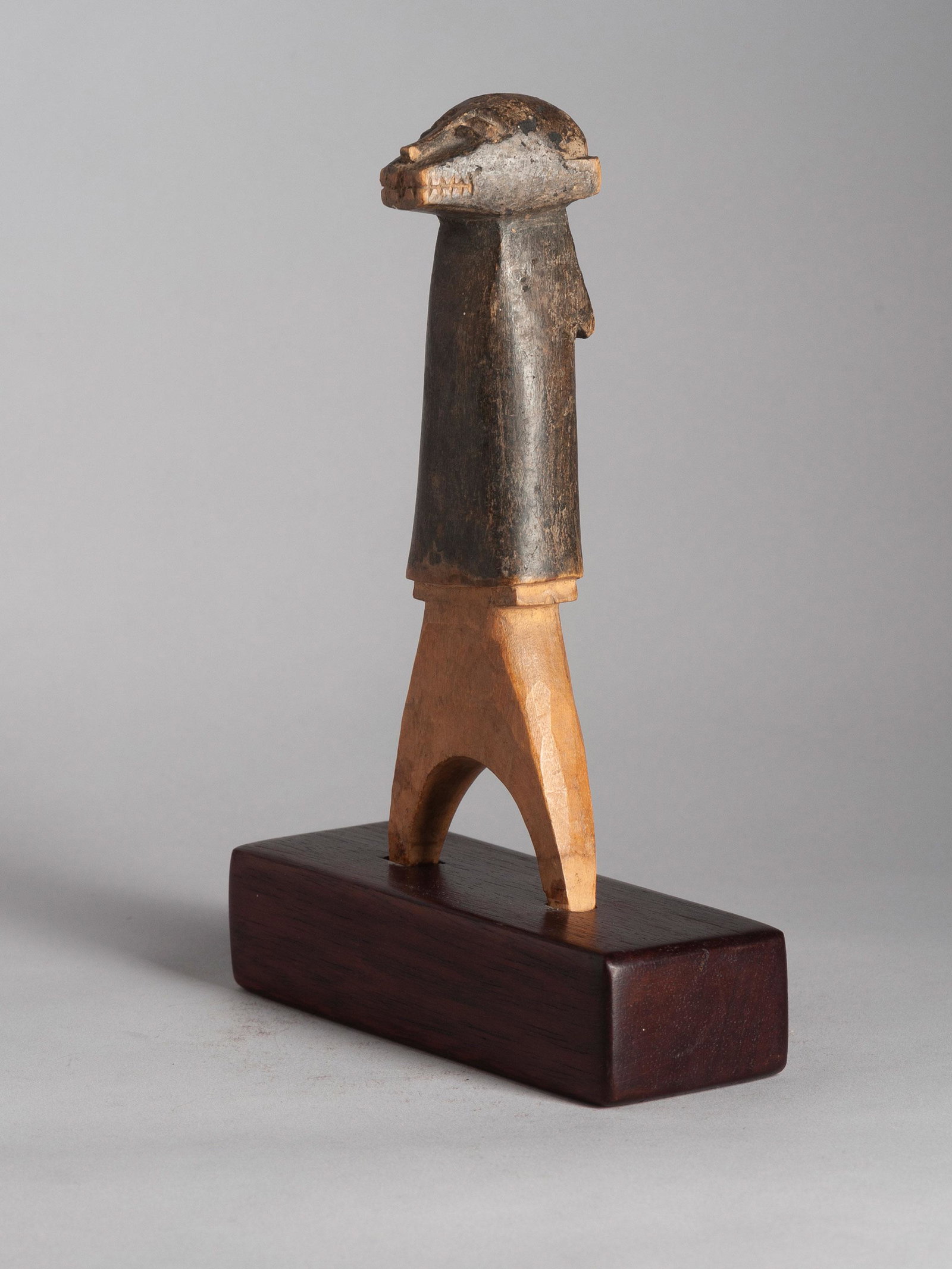 A Baule Slingshot, "potomowaka": Steinschleuder, "potomowaka" Baule, Côte d’Ivoire Mit Sockel / with base Holz. H 21 cm. Provenienz: Nachlass Madeleine und Jean-Jacques Keller (bis 1980 Abidjan, danach Rheinfelden). Die Verbindung