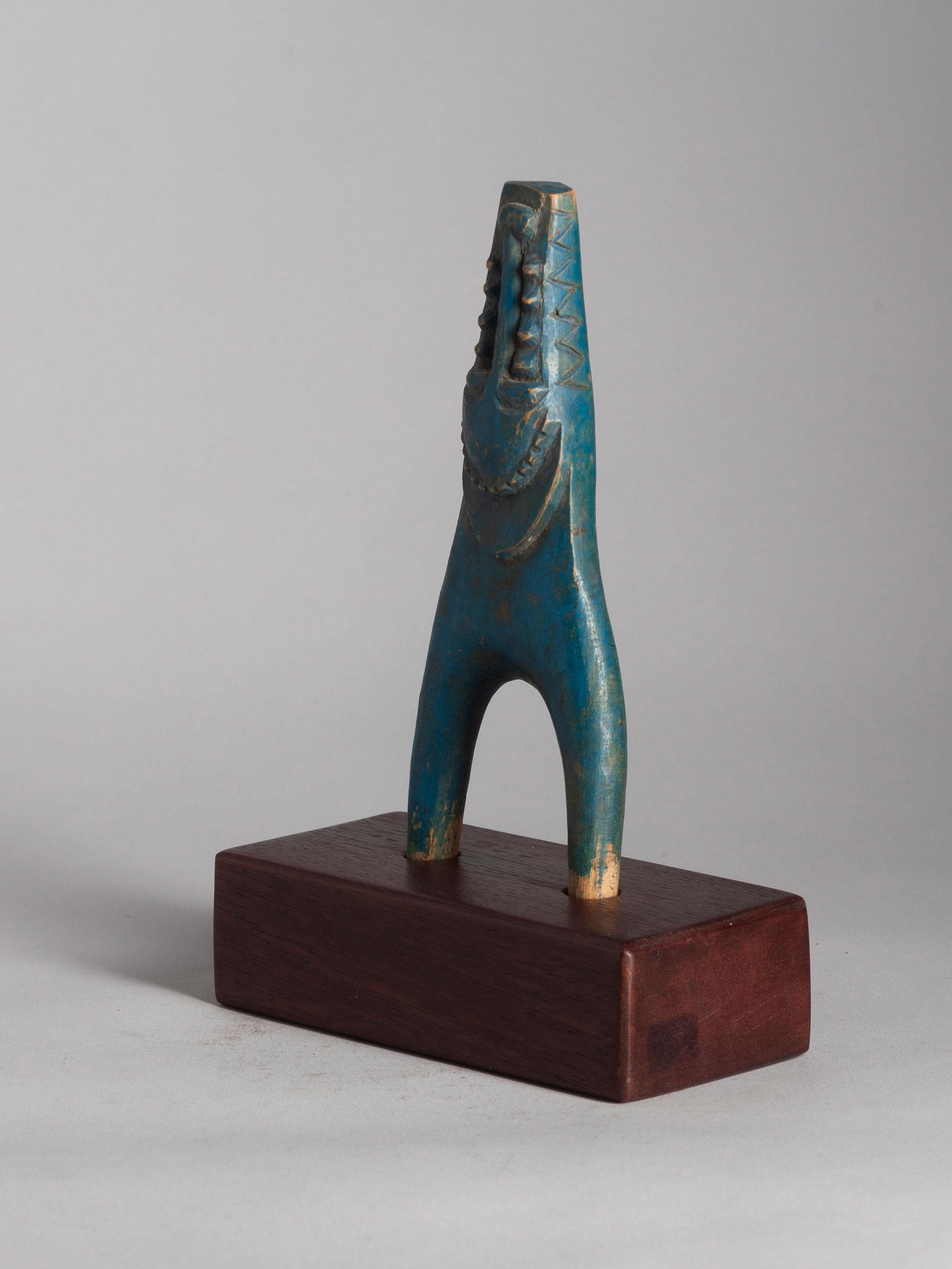 A Baule Slingshot, "potomowaka": Steinschleuder, "potomowaka" Baule, Côte d’Ivoire Mit Sockel / with base Holz. H 18,5 cm. Provenienz: Nachlass Madeleine und Jean-Jacques Keller (bis 1980 Abidjan, danach Rheinfelden). Die Verbindu