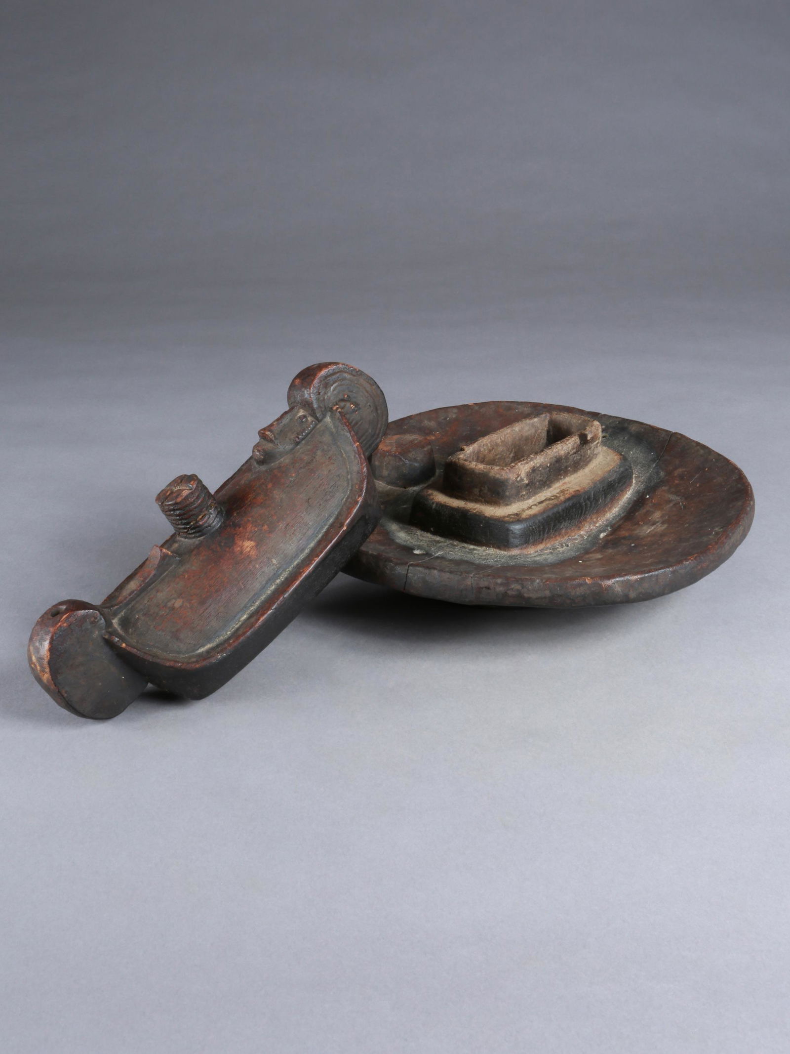 An Igbo Lidded Container, "okwa oji": Deckelbehälter, "okwa oji" Igbo, Nigeria Ohne Sockel / without base Holz. H 15,5 cm. Ø 31 cm. Provenienz: Helmut und Marianne Zimmer, Zürich. CHF 100 / 200 EUR 86 / 172