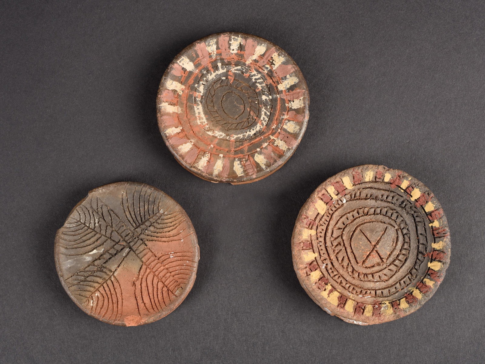 3 Mursi Lip-Plugs or Ear-Disks: 3 Lippen- oder Ohrpflöcke Mursi, Äthiopien Ohne Sockel / without base Terrakotta. Ø 7 cm; 7 cm; 6,5 cm. Provenienz: - Nachlass Hannes Ziegler, Wiesendangen. - Galerie Walu, Zürich. - Helmut und Ma
