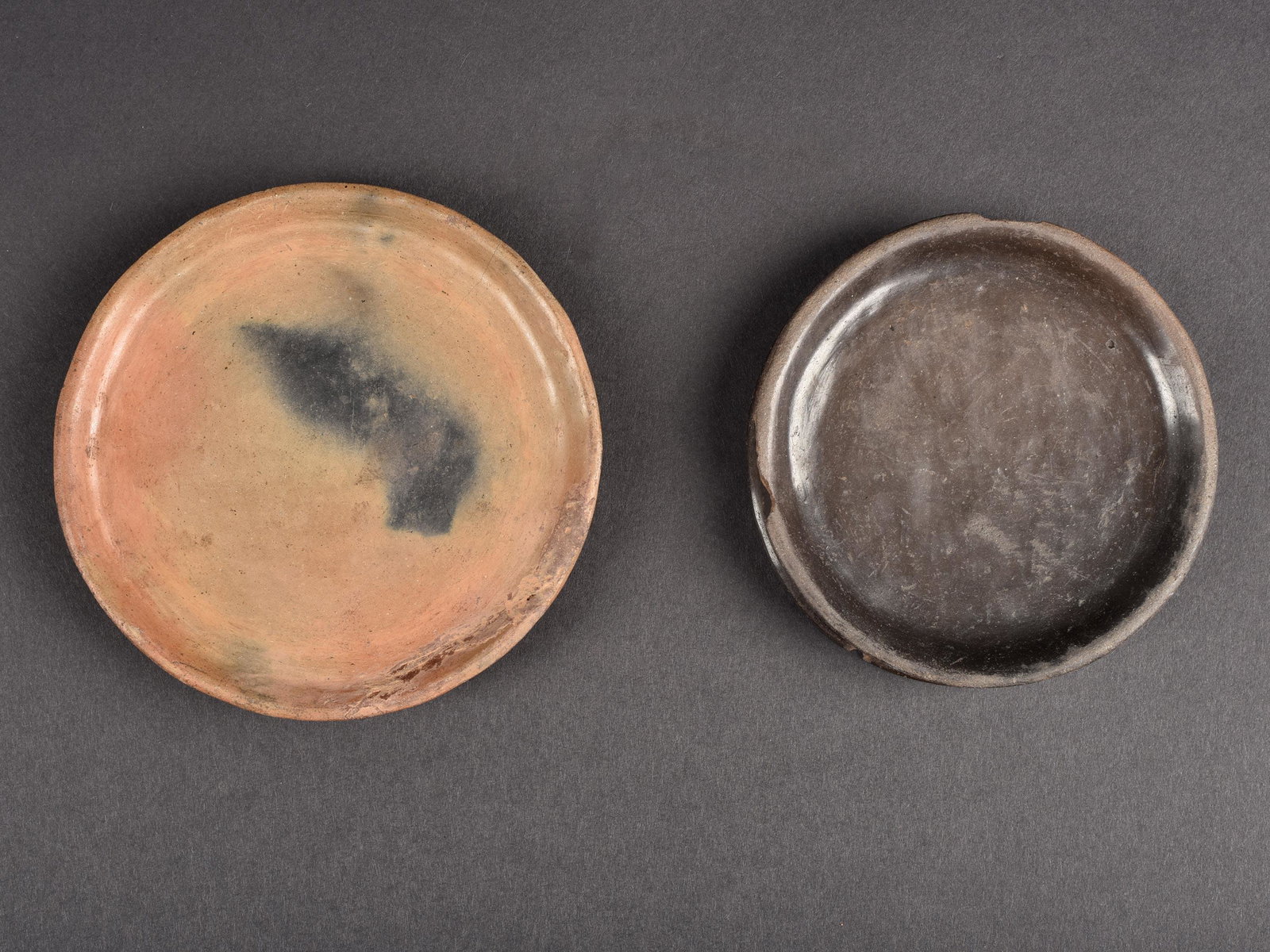 2 Mursi Lip-Plugs or Ear-Disks: 2 Lippen- oder Ohrpflöcke Mursi, Äthiopien Ohne Sockel / without base Terrakotta. Ø 10 cm; 11 cm. Provenienz: - Nachlass Hannes Ziegler, Wiesendangen. - Galerie Walu, Zürich. - Helmut und Marianne