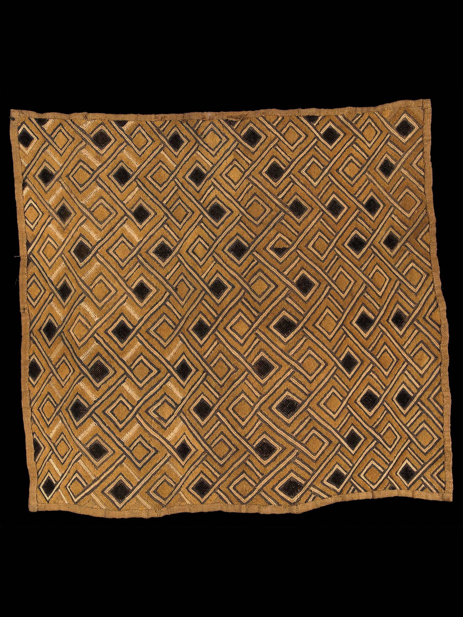 A Kuba Cut-Pile Embroidery Fabric: Raphia-Plüschgewebe Kuba, DR Kongo Ohne Sockel / without base Raphia. H 61,5 cm. L 58 cm. Provenienz: Galerie Walu, Zürich. Das Königreich Kuba ist eine Konföderation, die als politischer Bund vom