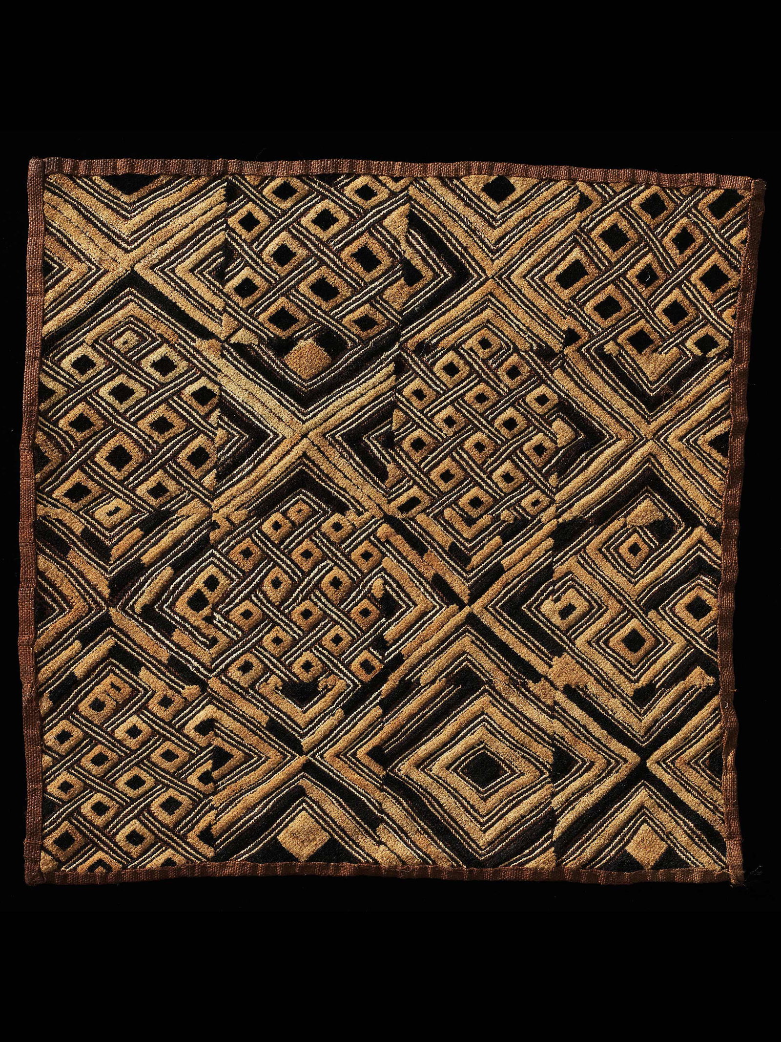 A Kuba Cut-Pile Embroidery Fabric: Raphia-Plüschgewebe Kuba, DR Kongo Ohne Sockel / without base Raphia. H 62 cm. L 63 cm. Provenienz: Galerie Walu, Zürich. Das Königreich Kuba ist eine Konföderation, die als politischer Bund vom 1