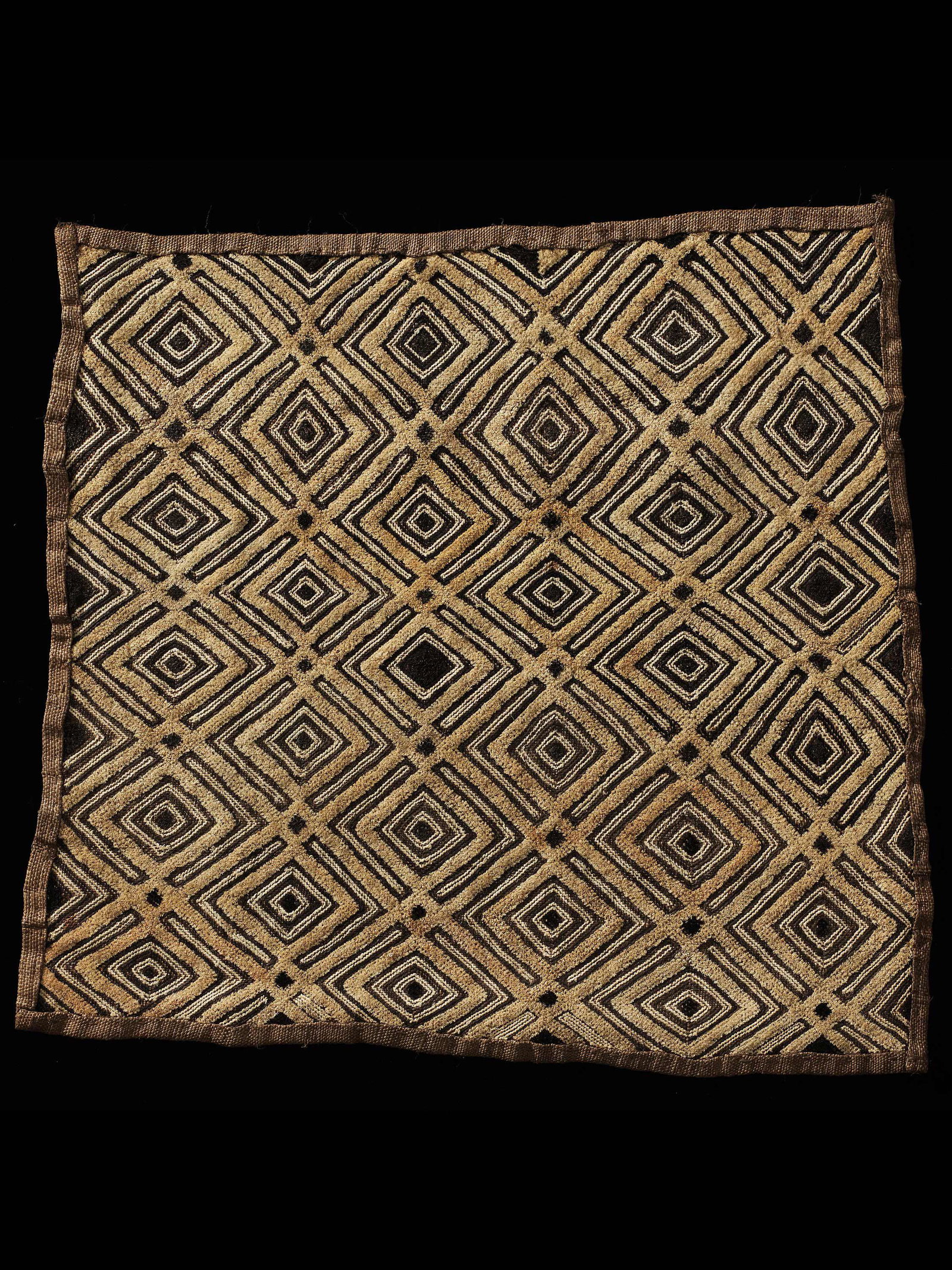 A Kuba Cut-Pile Embroidery Fabric: Raphia-Plüschgewebe Kuba, DR Kongo Ohne Sockel / without base Raphia. H 63 cm. L 65,5 cm. Provenienz: Galerie Walu, Zürich. Das Königreich Kuba ist eine Konföderation, die als politischer Bund vom