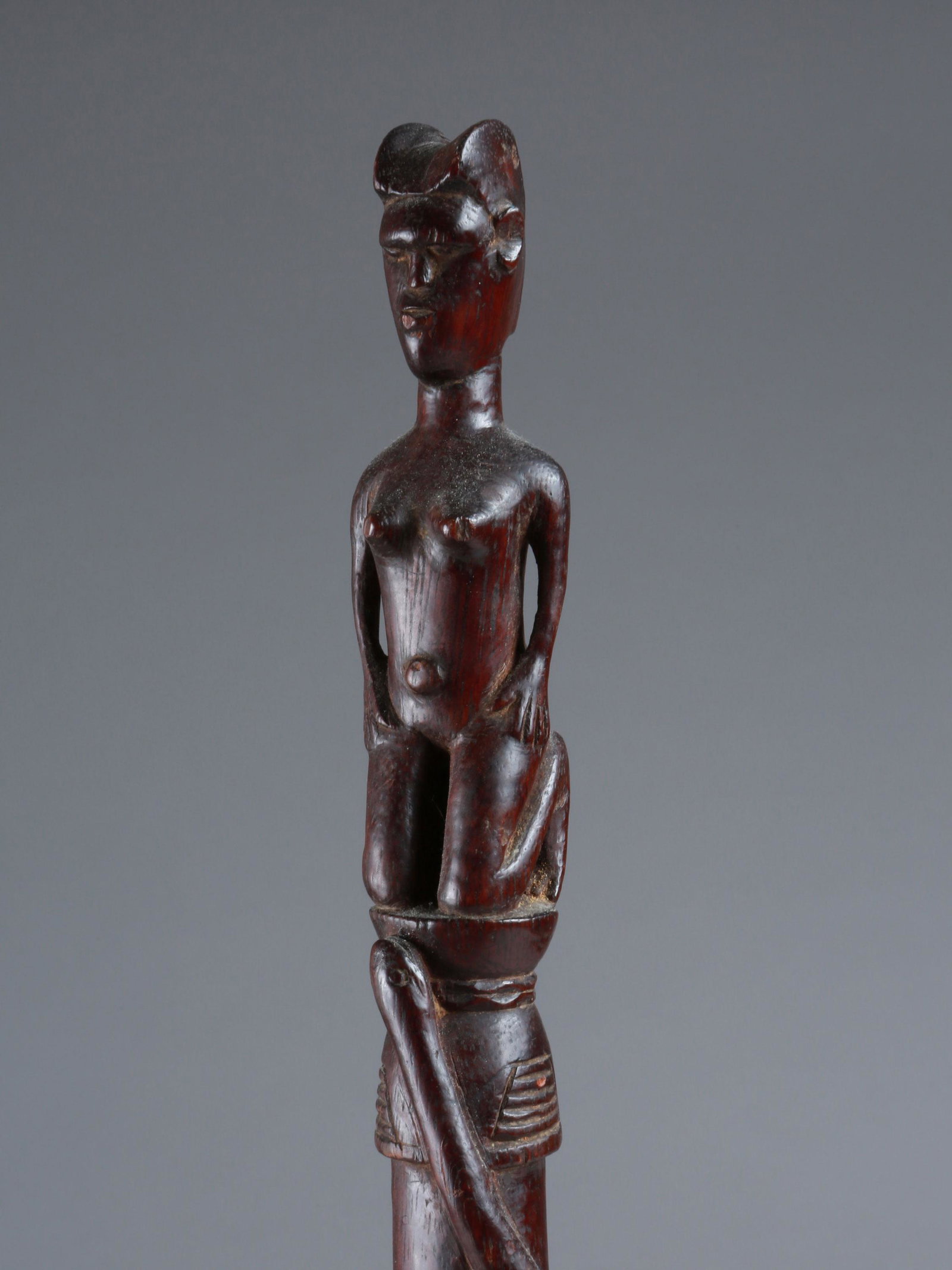 A Kwere Staff: Stab Kwere, Tansania Mit Sockel / with base Holz. H 64,5 cm. Provenienz: - Nachlass Ernesto Schmidt, Basel. - Schweizer Privatsammlung, Zürich. CHF 400 / 600 EUR 344 / 516