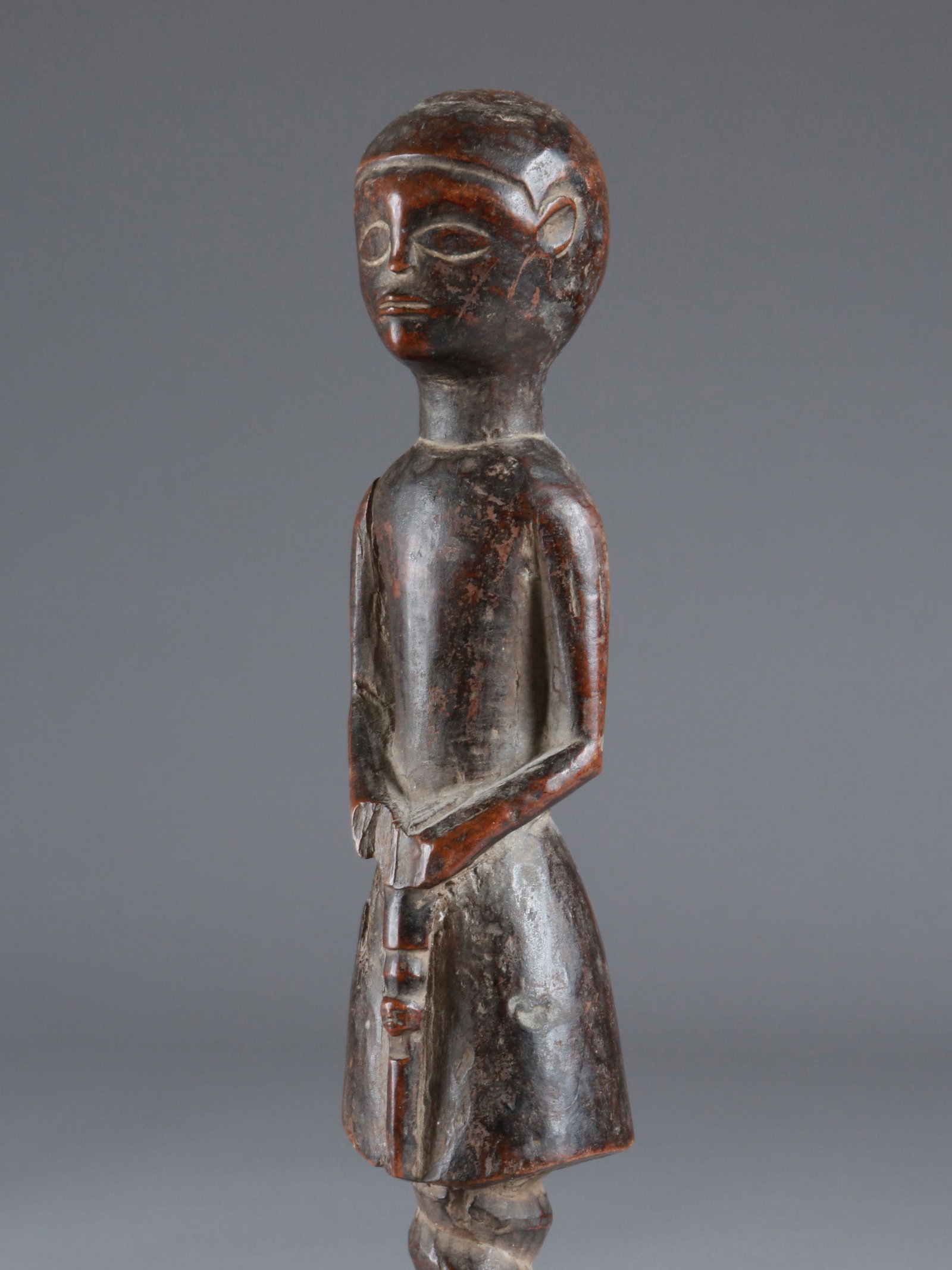 A Fipa Staff: Stab Fipa, Tansania Mit Sockel / with base Holz. H 35,5 cm. Provenienz: - Nachlass Ernesto Schmidt, Basel. - Schweizer Privatsammlung, Zürich. CHF 300 / 600 EUR 258 / 516