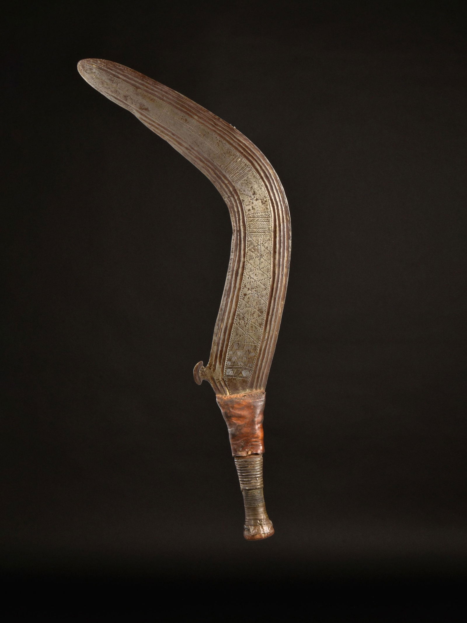 A Boa Sickle Blade Knife: Sichelförmiges Messer Benge, Boa, Bandia, DR Kongo Ohne Sockel / without base Eisen, Holz, Bronze, Leder. H 64 cm. Provenienz: Helmut und Marianne Zimmer, Zürich. CHF 100 / 200 EUR 86 / 172