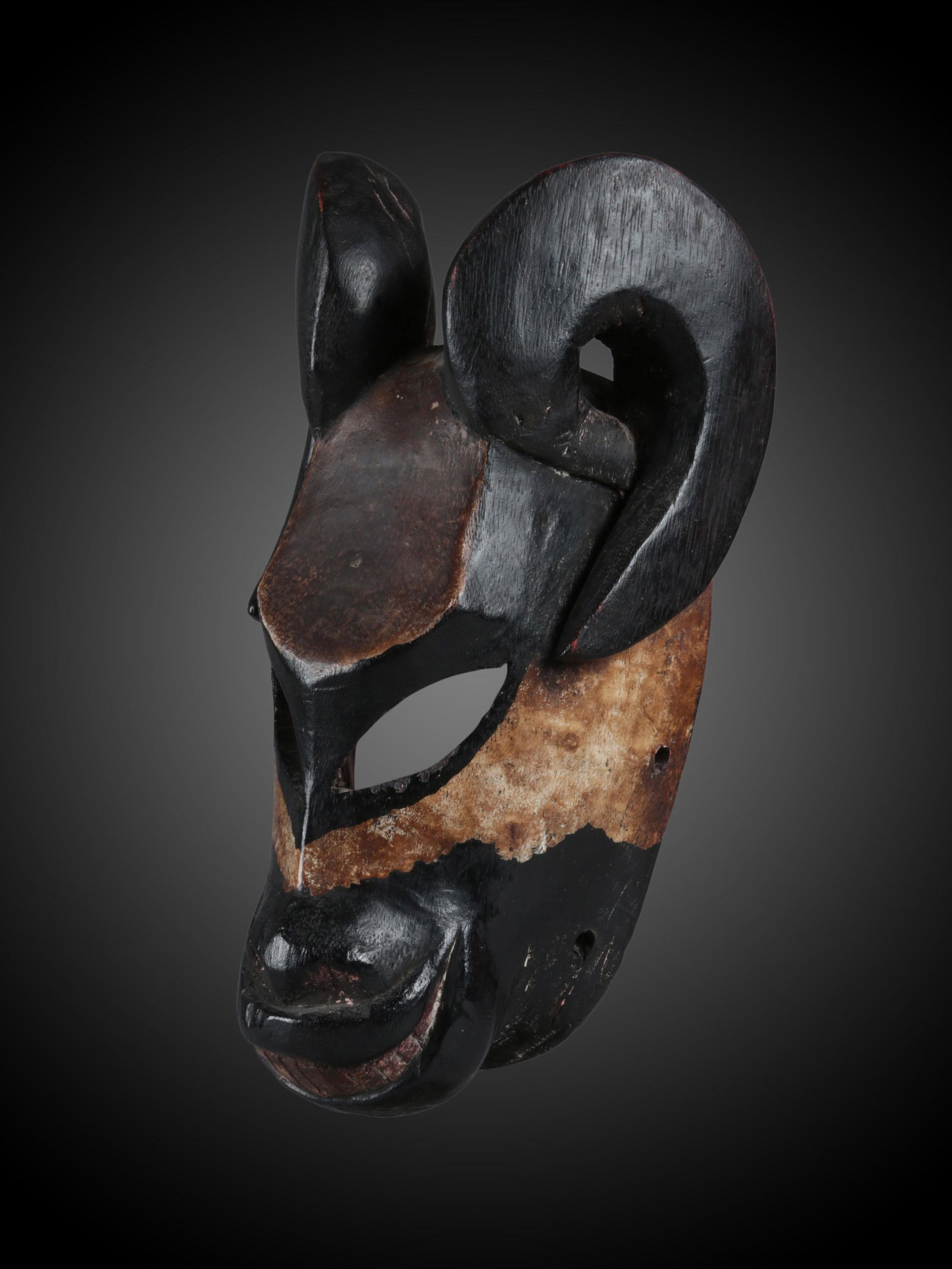 An Ogoni Mask, "karikpo": Maske, "karikpo" Ogoni, Nigeria Ohne Sockel / without base Holz. H 26,5 cm. Provenienz: - Bernd und Rita Schlimper, Düsseldorf. - Galerie Walu, Zürich. - Schweizer Privatsammlung, Zürich. Karikpo, 