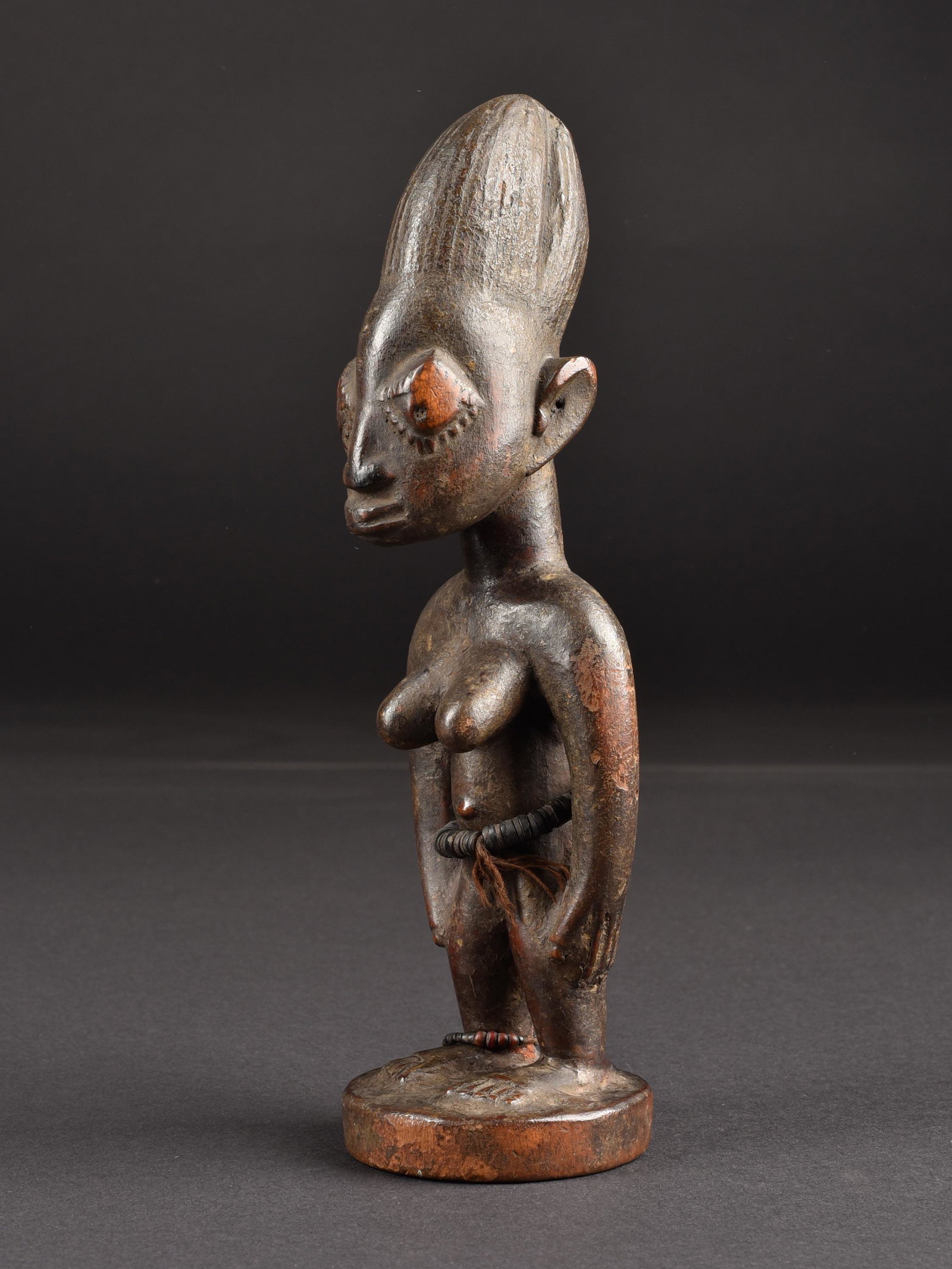 A Yoruba Twin Figure, "ere ibeji": Zwillingsfigur, "ere ibeji" Yoruba, Nigeria Ohne Sockel / without base Holz. H 25 cm. Provenienz: - Ludwig Bretschneider (1909-1987), München. - Helmut und Marianne Zimmer, Zürich. Über Zwillinge w