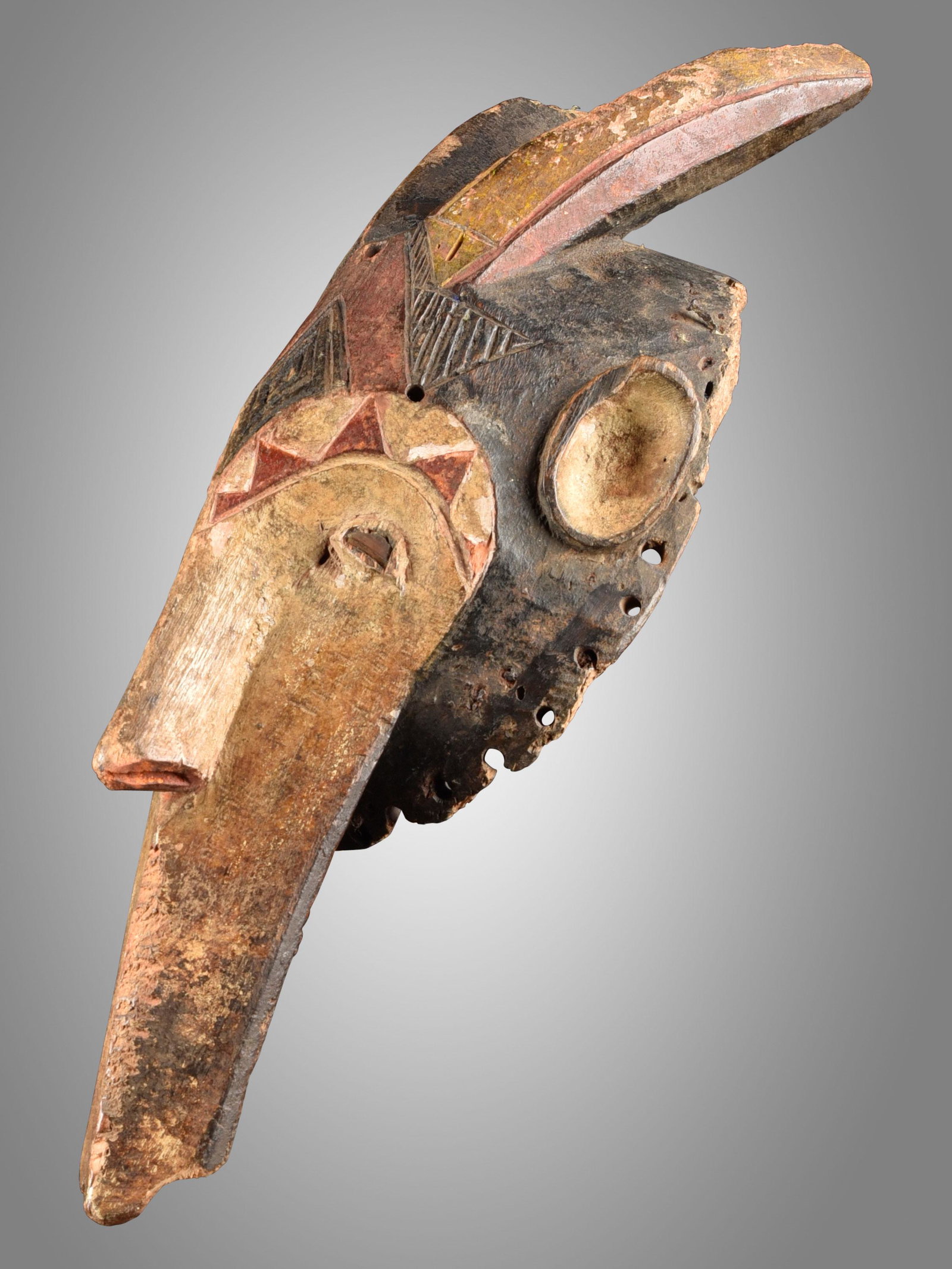 An Igbo Mask, "ula onu": Maske, "ula onu" Igbo, Nigeria Ohne Sockel / without base Holz. L 37,5 cm. Provenienz: Helmut und Marianne Zimmer, Zürich. CHF 200 / 400 EUR 172 / 344
