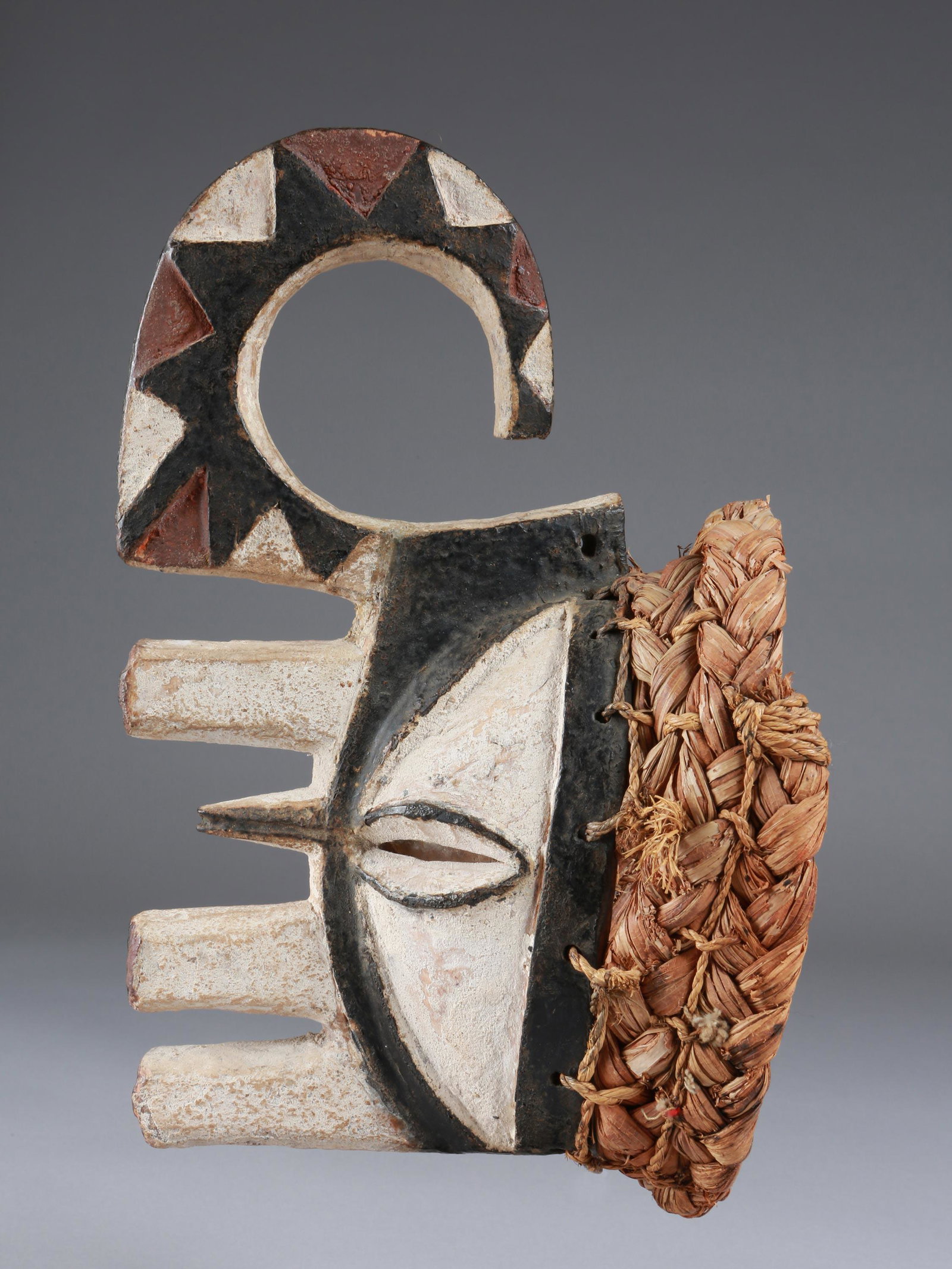 An Igbo-Afikpo Mask, "mma ji": Maske, "mma ji" Igbo-Afikpo, Nigeria Ohne Sockel / without base Holz, Raphia. H 28 cm. Provenienz: Helmut und Marianne Zimmer, Zürich. Publiziert: Cole, Herbert M. / Dierking, Dierk (Hgb.) (2012). In