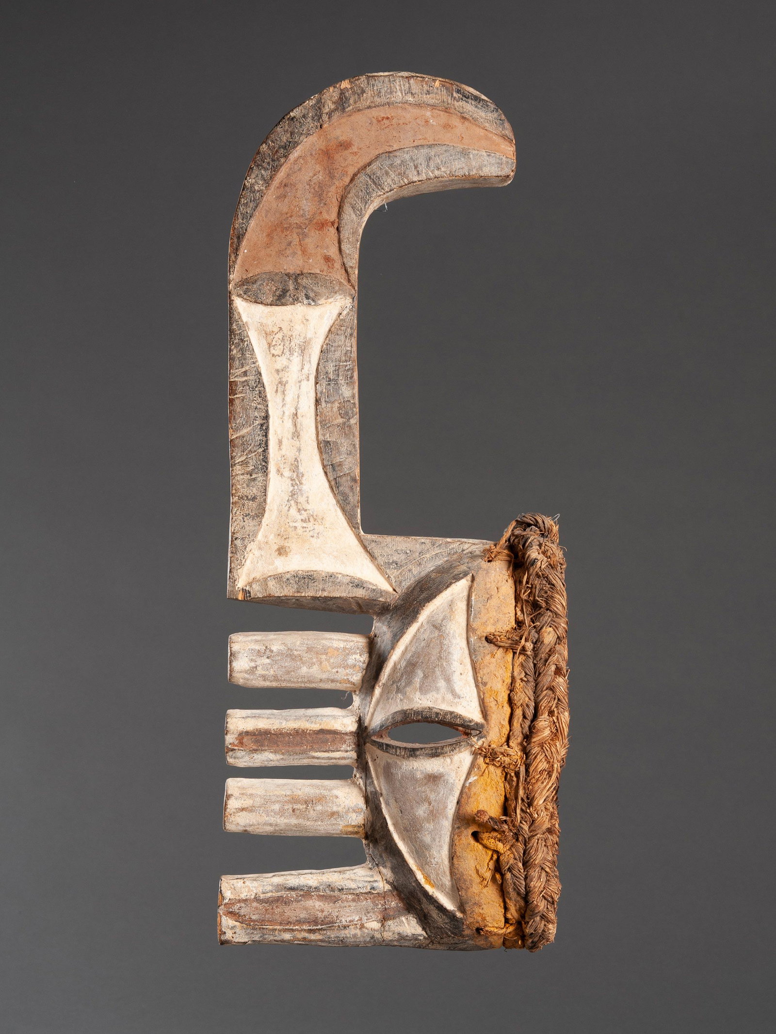 An Igbo-Afikpo Mask, "mma ji": Maske, "mma ji" Igbo-Afikpo, Nigeria Ohne Sockel / without base Holz, Raphia. H 43,5 cm. Provenienz: Nachlass Madeleine und Jean-Jacques Keller (bis 1980 Abidjan, danach Rheinfelden). „Yamswurzelmes