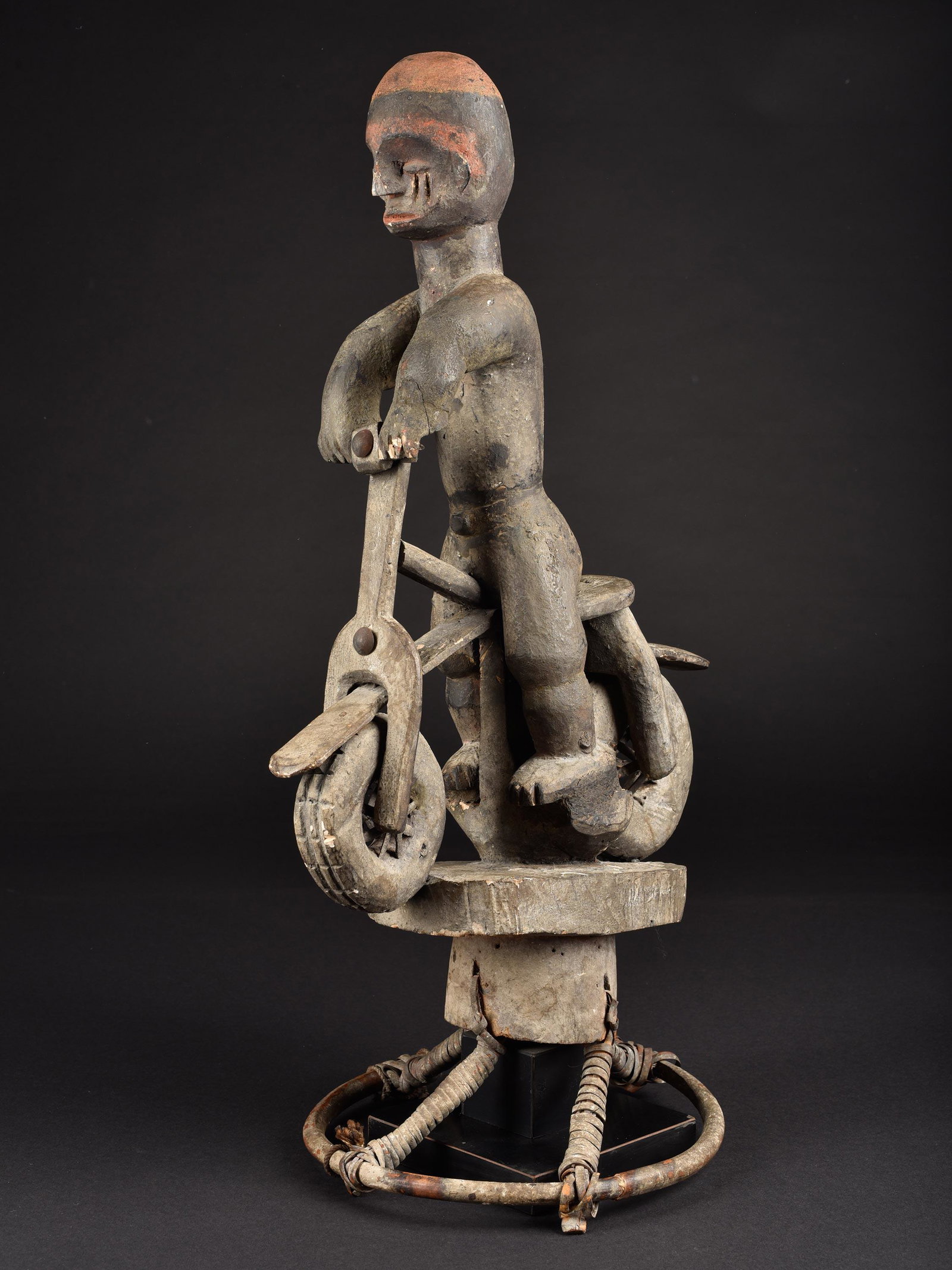 An Ibibio Headdress: Kopfaufsatz Ibibio, Nigeria Ohne Sockel / without base Holz, Rohrgestell. H 66 cm. Provenienz: - Galerie Walu, Zürich. - Helmut und Marianne Zimmer, Zürich. CHF 400 / 800 EUR 344 / 688
