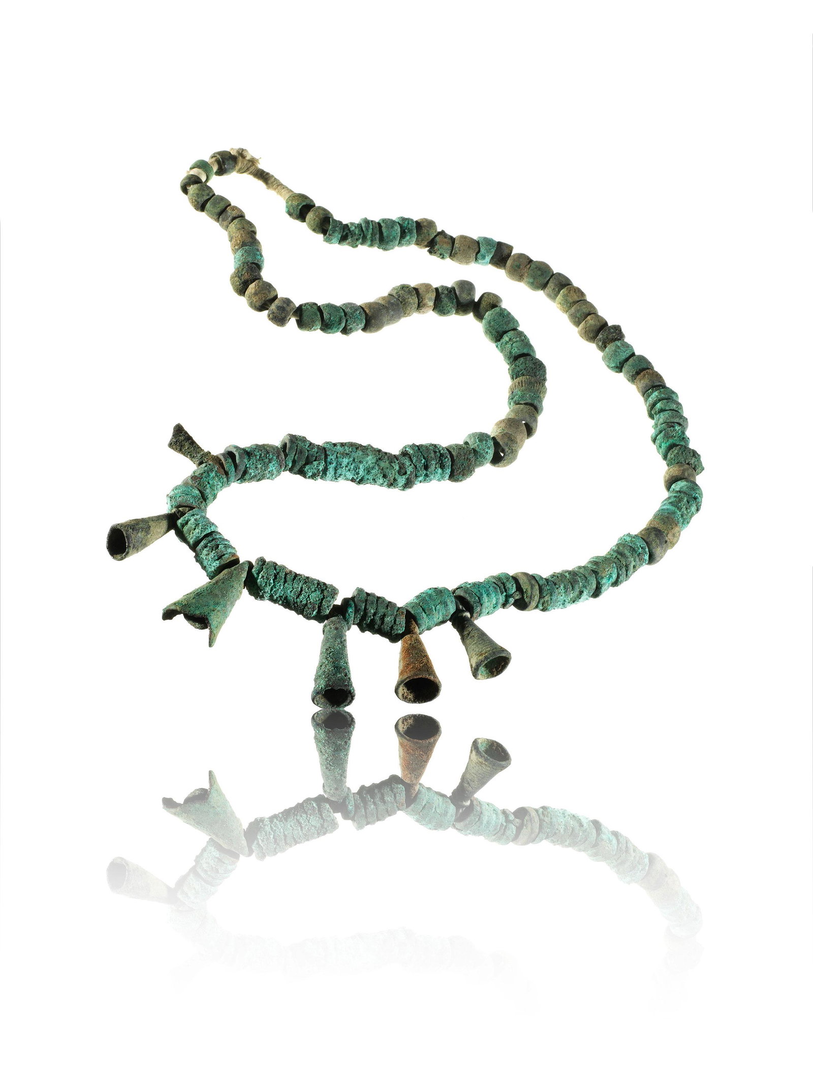 A Djenne Bronze Necklace: Collier Djenne, Mali Ohne Sockel / without base Gelbguss (neu aufgezogen). L 67 cm. Provenienz: Galerie Walu, Zürich (1985). Die alte Stadt Djenné wurde um 800 n. Chr. gegründet und gehörte zum Re