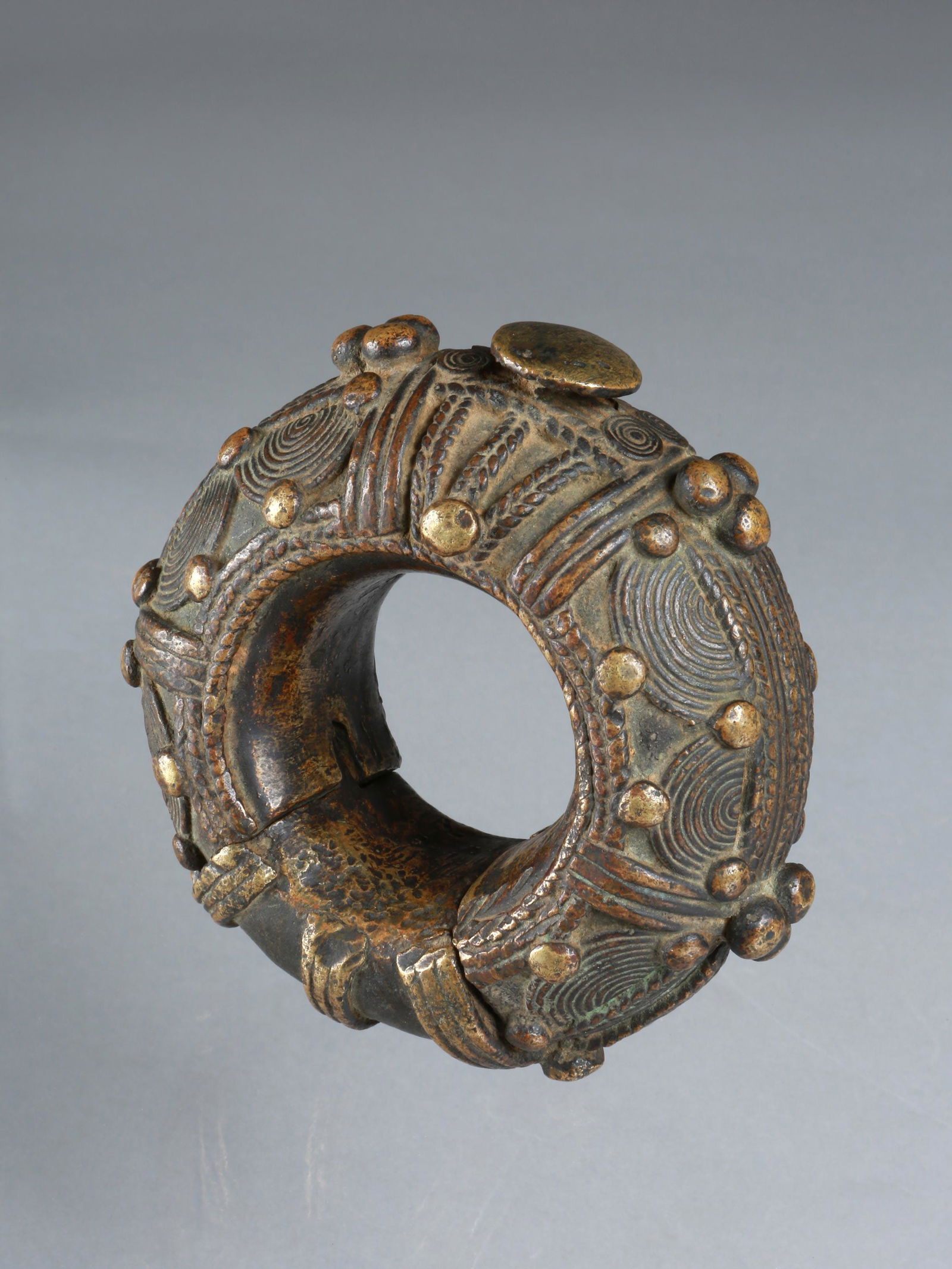 A Dida Anklet: Armreif Dida, Côte d’Ivoire Ohne Sockel / without base Gelbguss. Ø 12 cm. Provenienz: Helmut und Marianne Zimmer, Zürich. Seit jeher begleitet und fasziniert Schmuck in verschiedensten Formen und