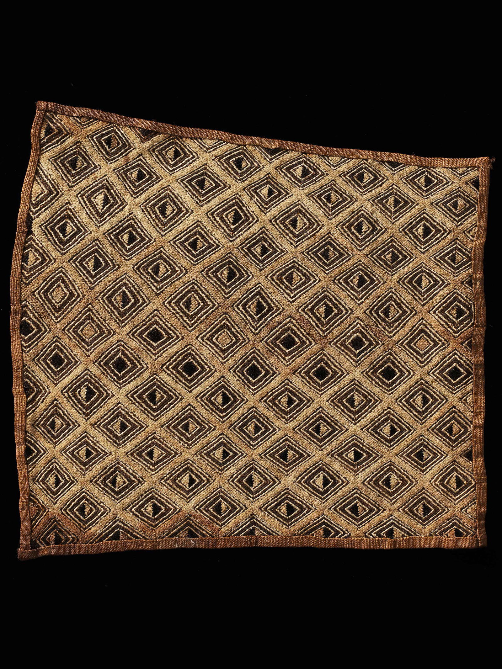 A Kuba Cut-Pile Embroidery Fabric: Raphia-Plüschgewebe Kuba, DR Kongo Ohne Sockel / without base Raphia. B 64 cm. L 67 cm. Provenienz: Galerie Walu, Zürich. Das Königreich Kuba ist eine Konföderation, die als politischer Bund vom 1