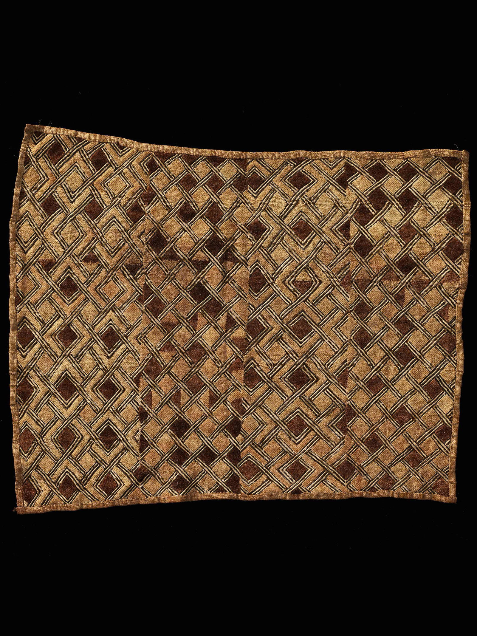 A Kuba Cut-Pile Embroidery Fabric: Raphia-Plüschgewebe Kuba, DR Kongo Ohne Sockel / without base Raphia. B 65 cm. L 73 cm. Provenienz: Galerie Walu, Zürich. Das Königreich Kuba ist eine Konföderation, die als politischer Bund vom 1