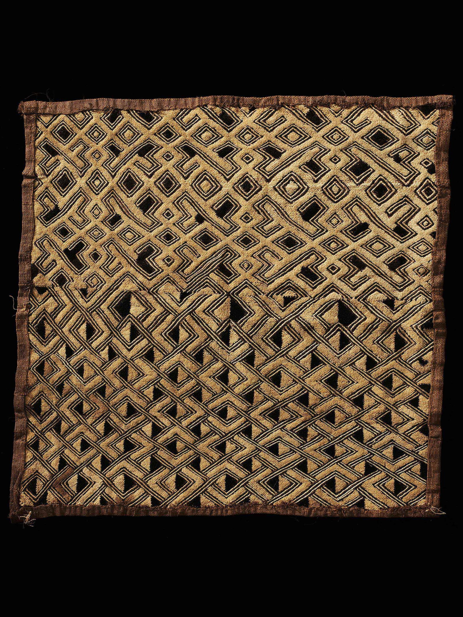 A Kuba Cut-Pile Embroidery Fabric: Raphia-Plüschgewebe Kuba, DR Kongo Ohne Sockel / without base Raphia. B 63 cm. L 64 cm. Provenienz: Galerie Walu, Zürich. Das Königreich Kuba ist eine Konföderation, die als politischer Bund vom 1