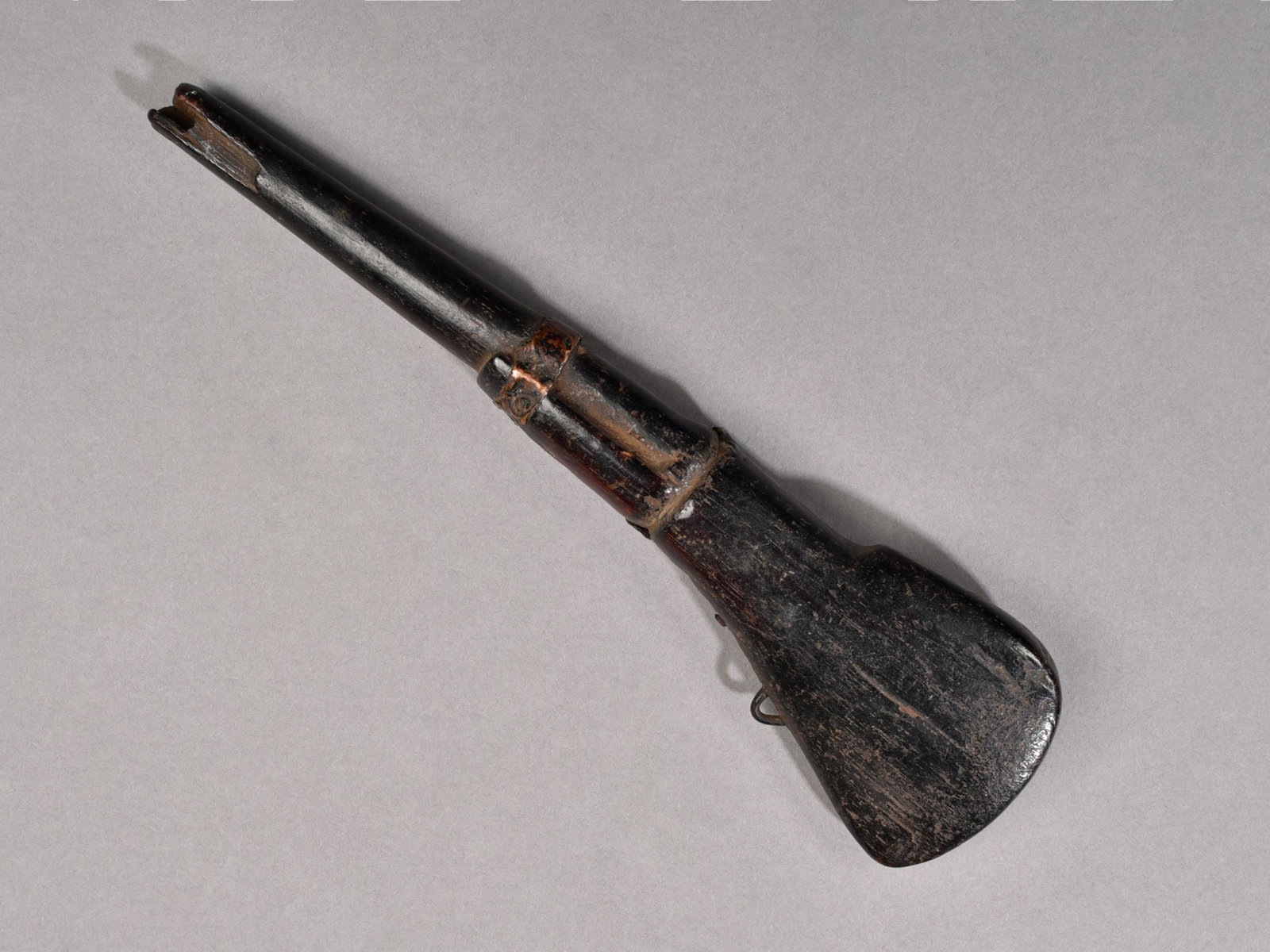 A Congolese (?) Miniatue Rifle: Miniatur eines Gewehres DR Kongo (?) Ohne Sockel / without base Holz. L 21 cm. Provenienz: Helmut und Marianne Zimmer, Zürich. CHF 20 / 40 EUR 17 / 34