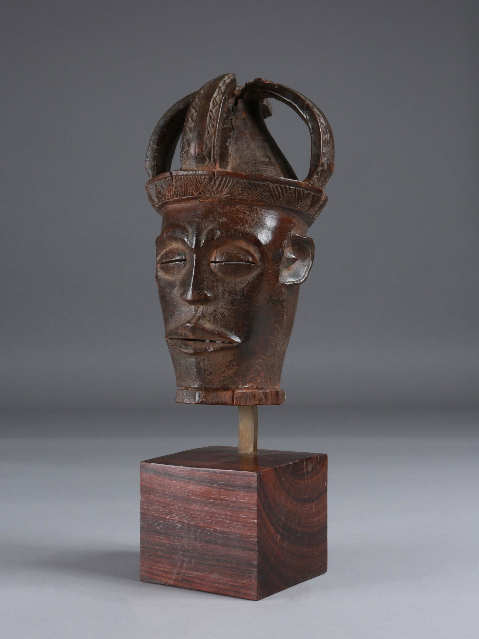 A Chokwe Display Mask (?): Vorzeige-Maske (?) Chokwe, DR Kongo Mit Sockel / with base Holz. H 27 cm. Provenienz: Nachlass Alberto Galaverni (1933-2013), Parma. Im Inventar der Sammlung Galaverni wie folgt beschrieben: "A Chokwe