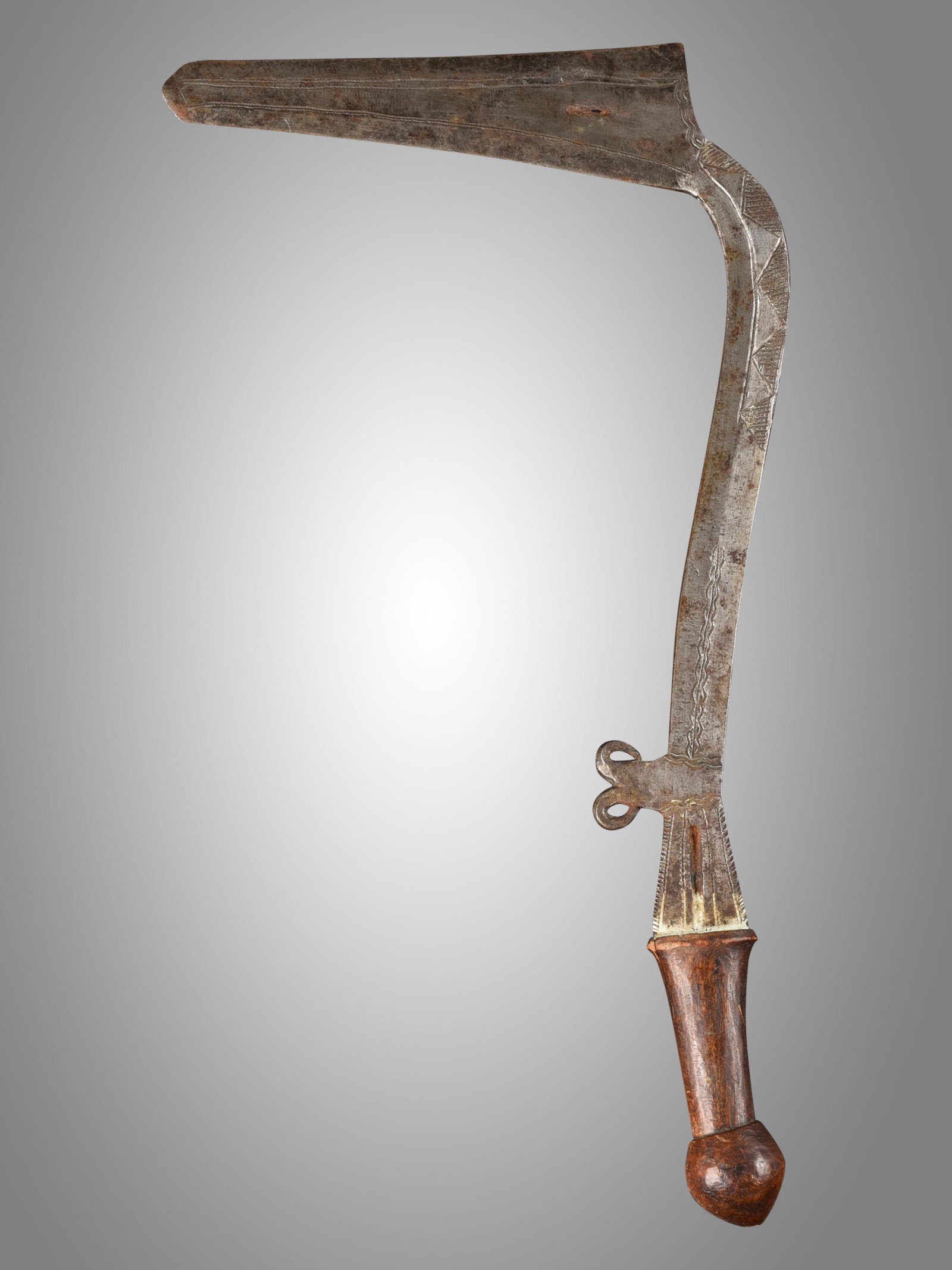 A Nsakara Sickle Blade Knife: Sichelförmiges Messer Nsakara, Yangere, DR Kongo Ohne Sockel / without base Holz, Eisen. L 39 cm. Provenienz: Helmut und Marianne Zimmer, Zürich. Zeremonialwaffen zeichnen sich durch sorgfältige He