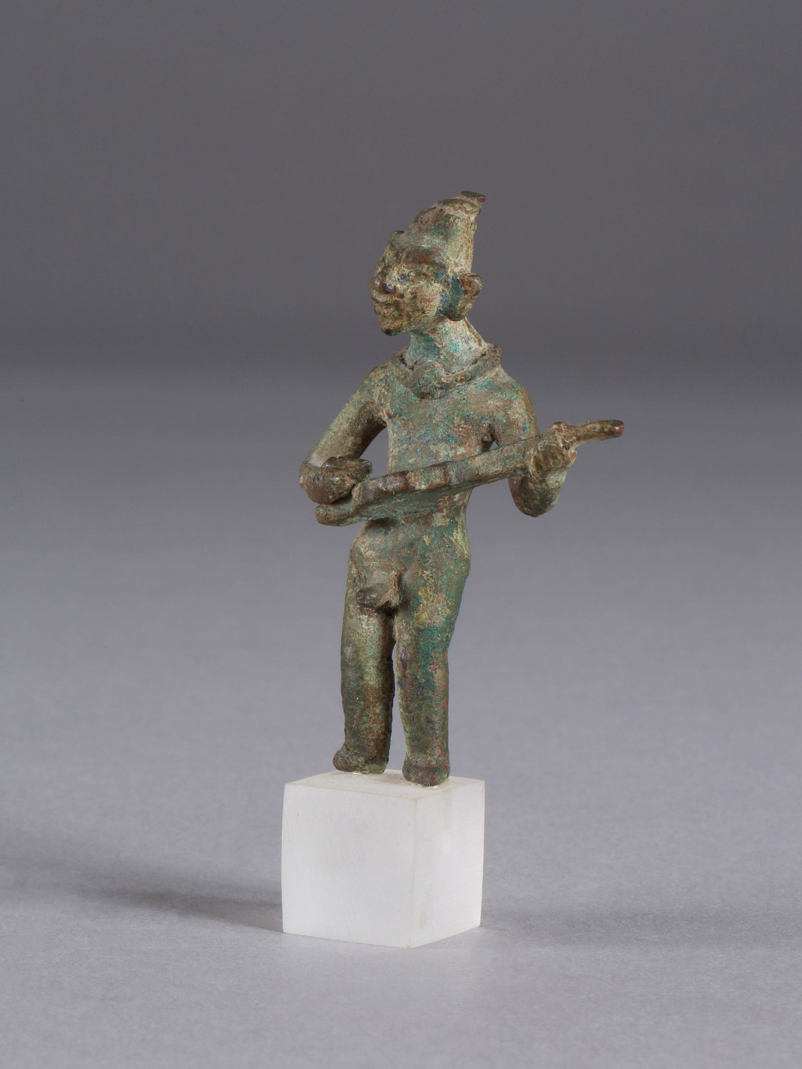 An Amlash Culture Figure: Figur Amlash-Kultur Mit Sockel / with base Bronze. H 8,5 cm. Provenienz: - lt. Besitzer: Wladimir Rosenbaum (1894-1984). - Galerie Serodine, Ascona. 1. Jt. v. Chr. CHF 1 500 / 2 000 EUR 1 290 / 1 720