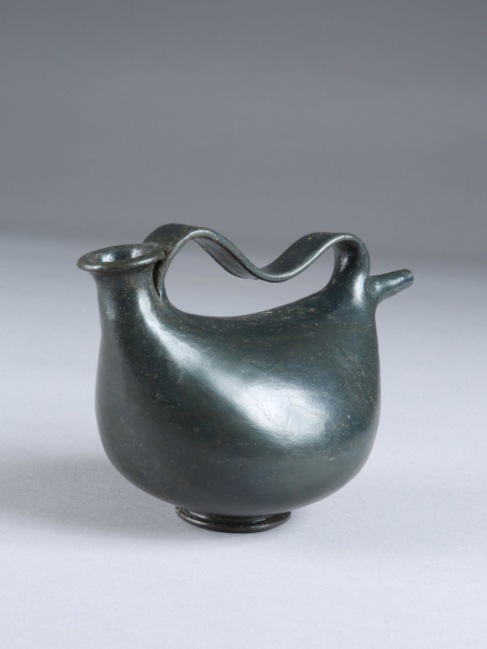An Italic Askos: Askos Italisch Ohne Sockel / without base Keramik. H 12 cm. L 16 cm. Provenienz: - lt. Besitzer: Wladimir Rosenbaum (1894-1984). - Galerie Serodine, Ascona. 5. Jh. v. Chr. CHF 600 / 800 EUR 516 / 688