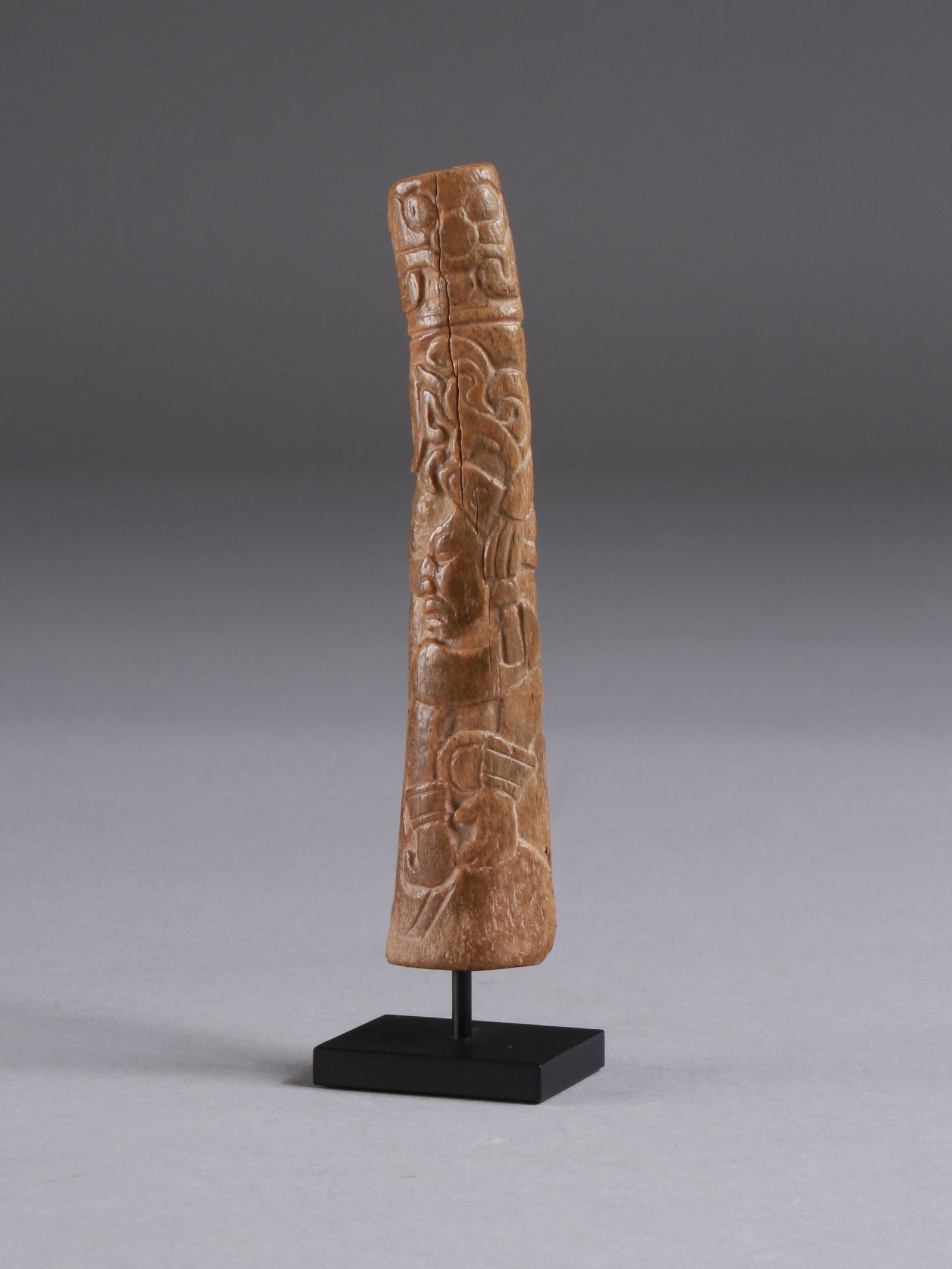 A Mayan carved Bone: Verzierter Knochen Maya, Mexiko Mit Sockel / with base Knochen. H 13 cm. Provenienz: Nachlass Robert Guy, Basel. Ca. A. D. 550-950 CHF 200 / 400 EUR 172 / 344