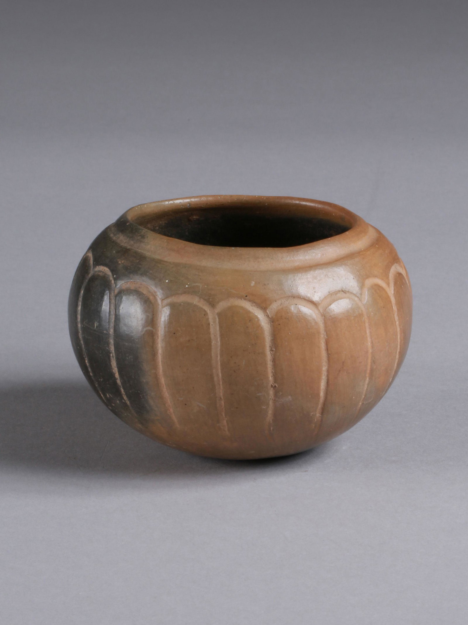 A Mayan Bowl: Schale Maya, Mexiko Ohne Sockel / without base Keramik. H 8 cm. Ø 8 cm. Provenienz: Nachlass Robert Guy, Basel. ca. A. D. 550-950 CHF 50 / 100 EUR 43 / 86
