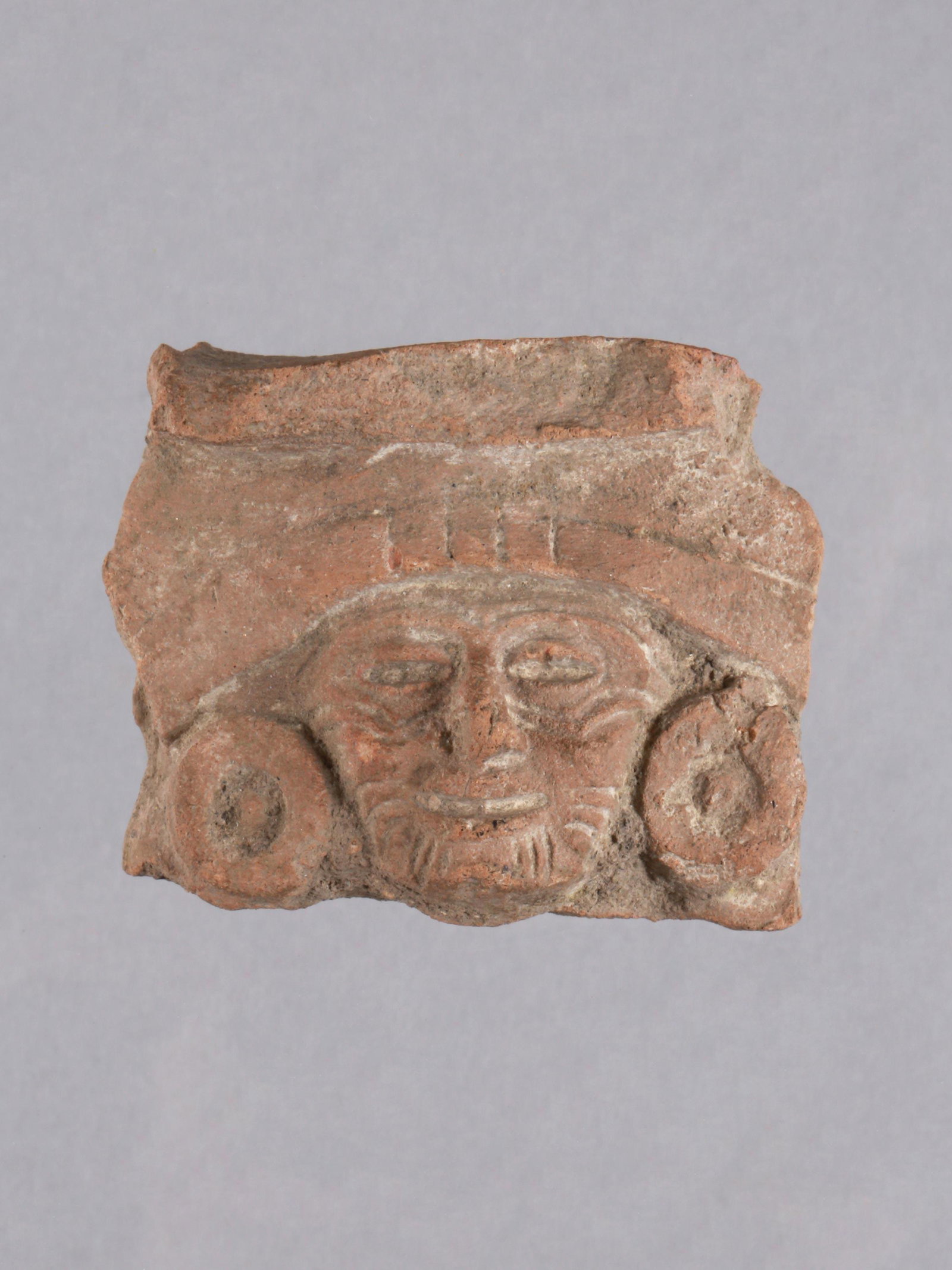 A Veracruz Face: Terrakotta-Antlitz Veracruz Kultur, Mexiko Ohne Sockel / without base Terrakotta. H 4,5 cm. Provenienz: Nachlass Robert Guy, Basel. CHF 20 / 40 EUR 17 / 34