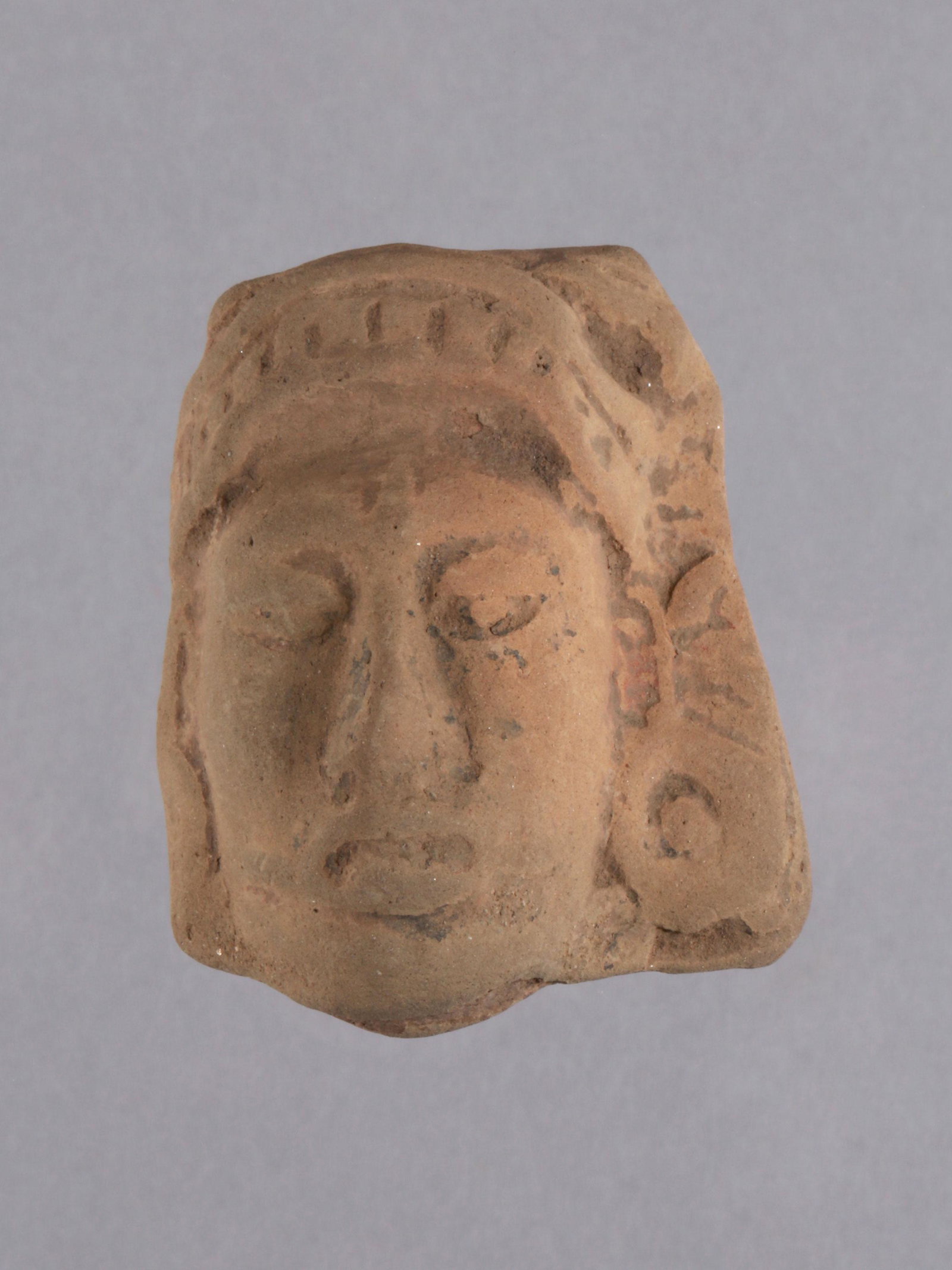 A Mayan Face: Terrakotta-Antlitz Maya, Mexiko Ohne Sockel / without base Terrakotta. H 5 cm. Provenienz: Nachlass Robert Guy, Basel. CHF 20 / 40 EUR 17 / 34