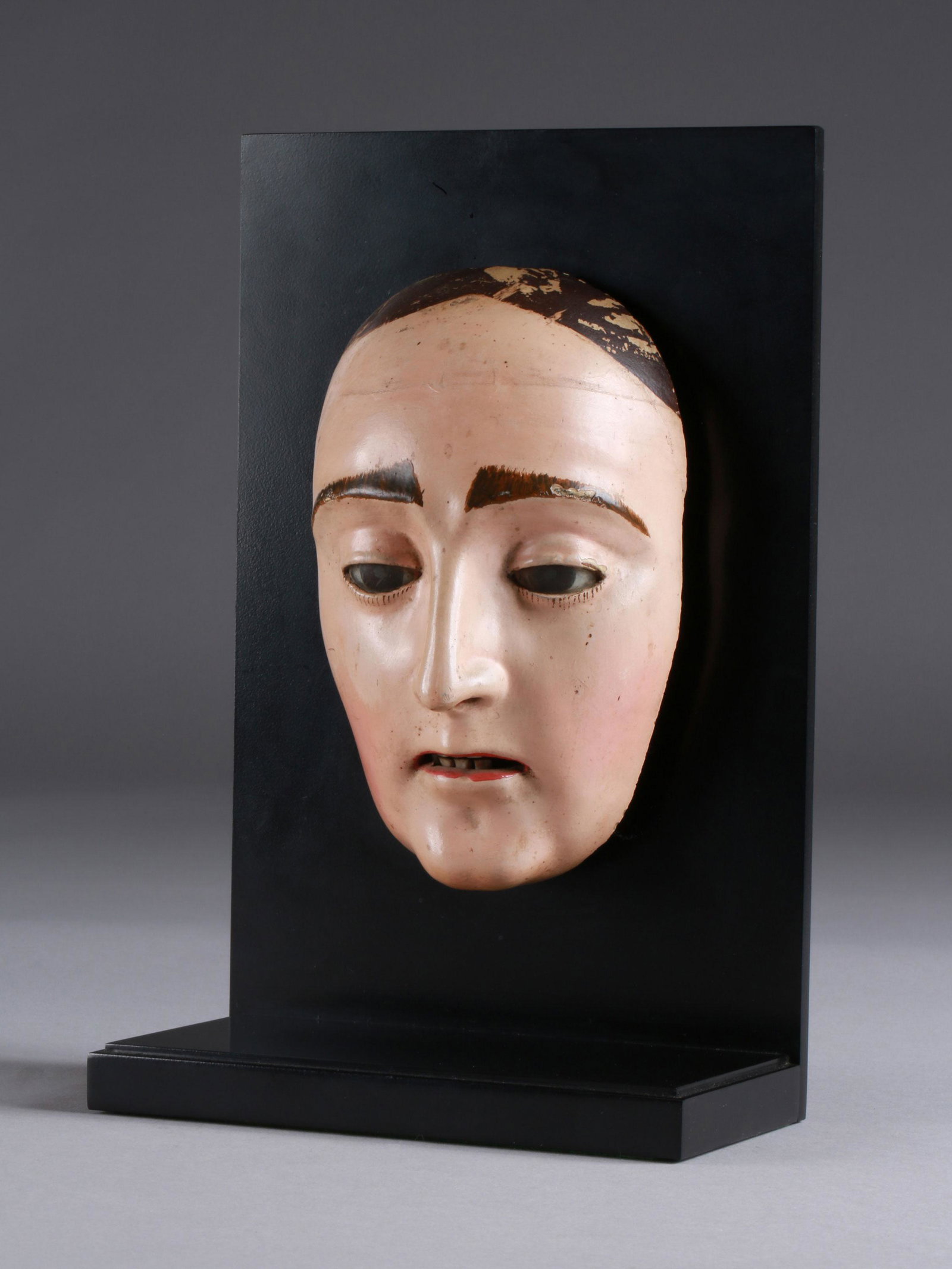 Guatemalan Painted Wood Festival Mask: Maske Guatemala Mit Sockel / with base Holz. H 17 cm. Provenienz: Nachlass Robert Guy, Basel. CHF 400 / 800 EUR 344 / 688