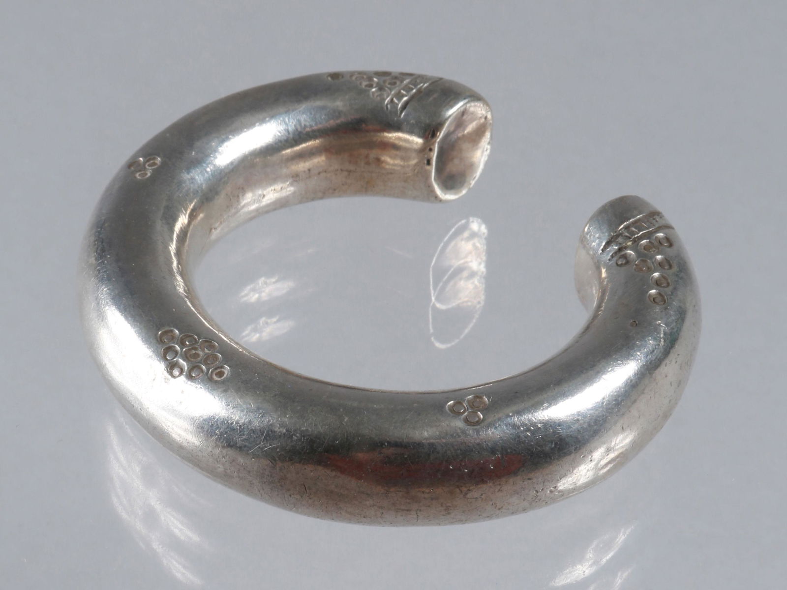 A Berber Silver Bangle: Silber-Armreif Berber, Sahelzone Ohne Sockel / without base Silber. Ø 9 cm. Provenienz: Ingrid Hansen, Zürich. CHF 300 / 500 EUR 258 / 430