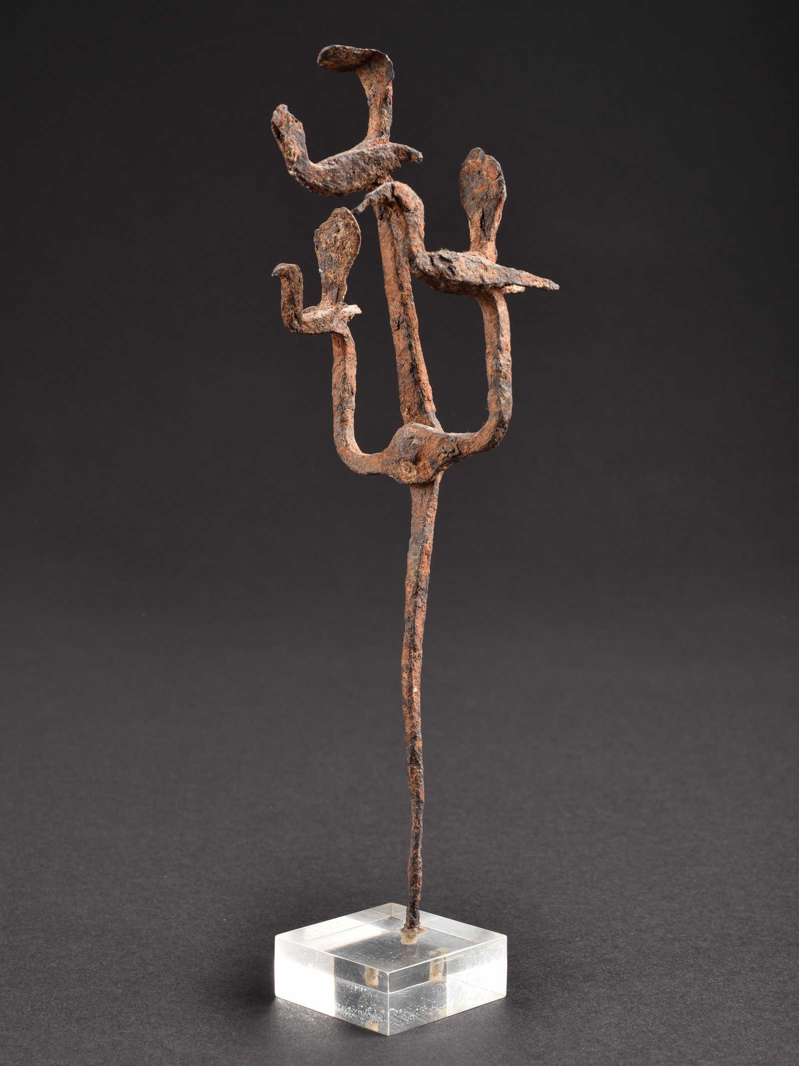 A Yoruba Iron: Eisen Yoruba, Nigeria Mit Sockel / with base Eisen. H 20,5 cm. Provenienz: Helmut und Marianne Zimmer, Zürich. CHF 20 / 40 EUR 17 / 34