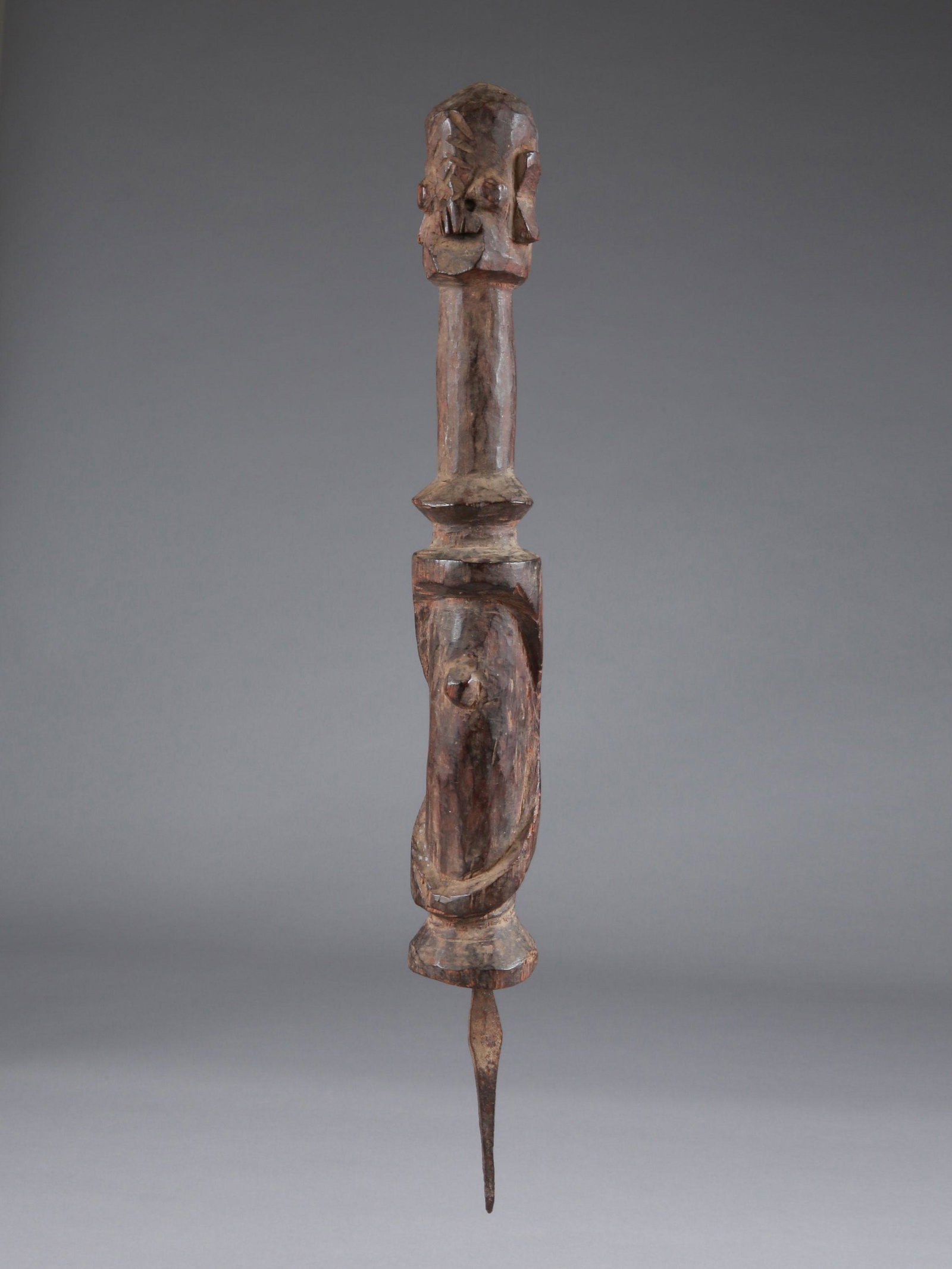 A Wurkun "kundul" Bust: Pfahlfigur, "kundul" Wurkum, Nigeria Ohne Sockel / without base Holz, Eisen (Stift). H 51 cm. Provenienz: - Galerie Walu, Zürich (1995). - Hammer Auktion 36, 06.03.2019, Lot 36. - Schweizer Privatsam