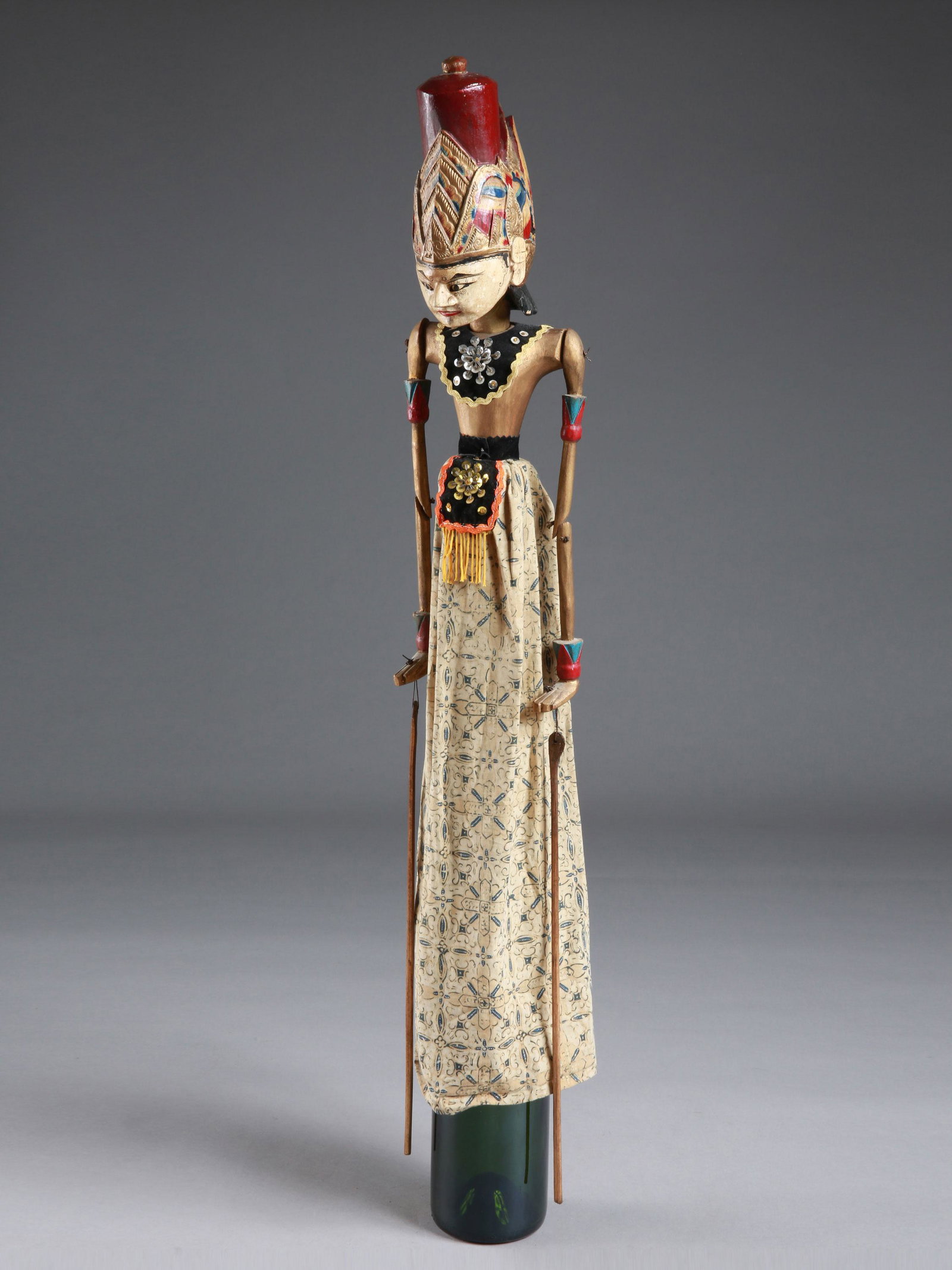 An Javanese Puppet, "Wayang Golek": Stabpuppe, "Wayang Golek" Java, Indonesien Holz, Textil. H 67 cm. Provenienz: Nachlass Madeleine und Jean-Jacques Keller (bis 1980 Abidjan, danach Rheinfelden). CHF 50 / 100 EUR 43 / 86