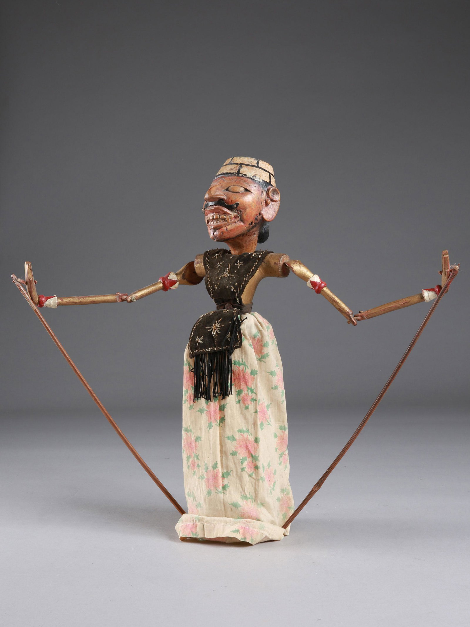 An Javanese Puppet, "Wayang Golek": Stabpuppe, "Wayang Golek" Java, Indonesien Holz, Textil. H 41 cm. Provenienz: Nachlass Madeleine und Jean-Jacques Keller (bis 1980 Abidjan, danach Rheinfelden). CHF 50 / 100 EUR 43 / 86