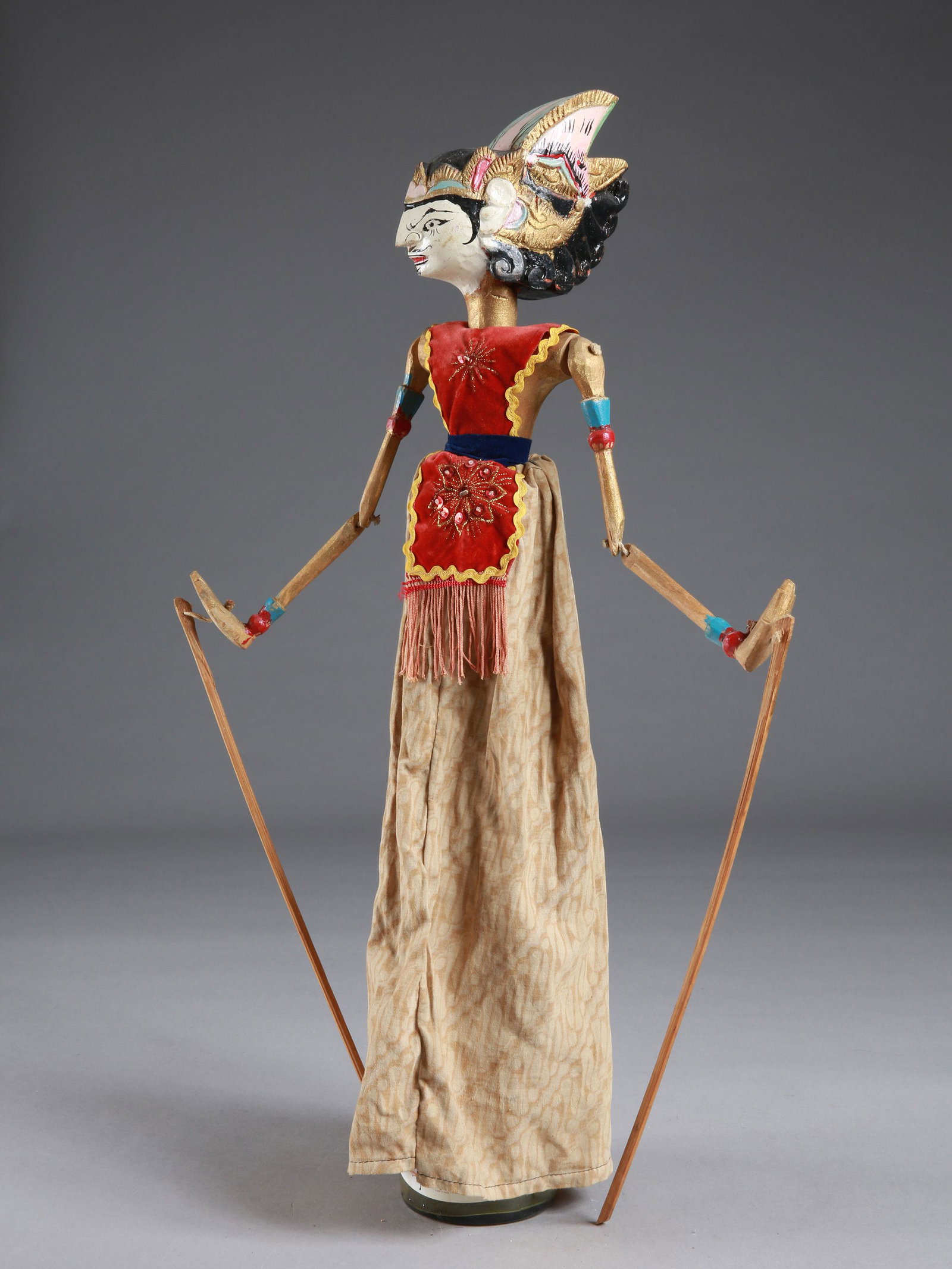 An Javanese Puppet, "Wayang Golek": Stabpuppe, "Wayang Golek" Java, Indonesien Holz, Textil. H 49 cm. Provenienz: Nachlass Madeleine und Jean-Jacques Keller (bis 1980 Abidjan, danach Rheinfelden). CHF 50 / 100 EUR 43 / 86